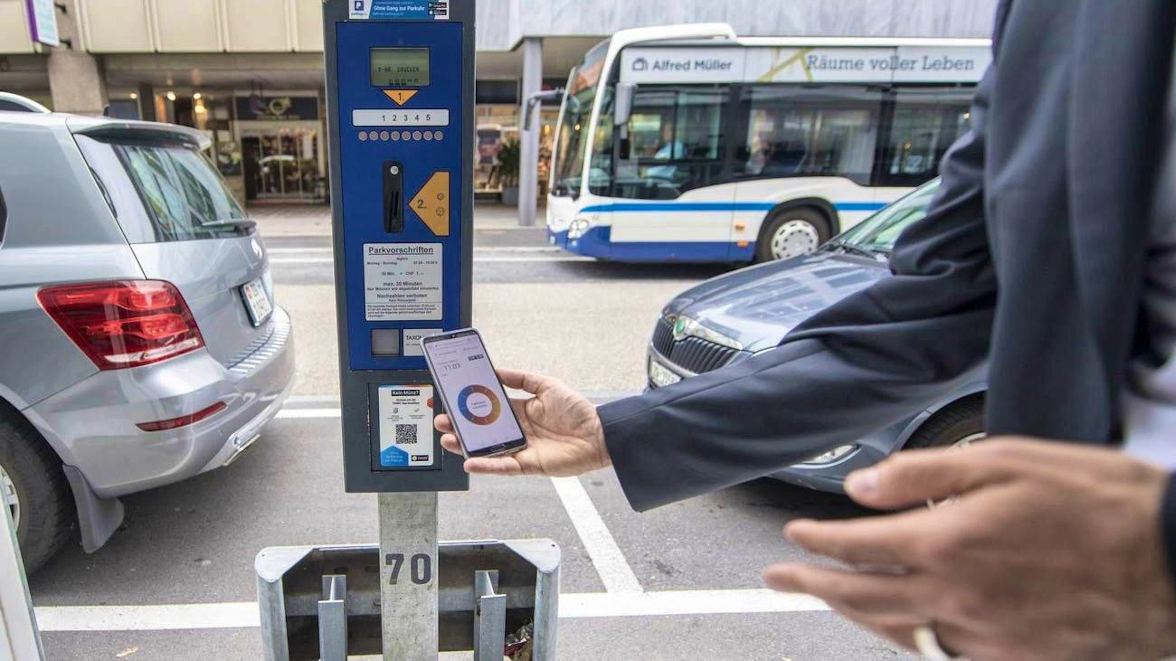 Practical: cashless payment of parking fees via smartphone and QR code.