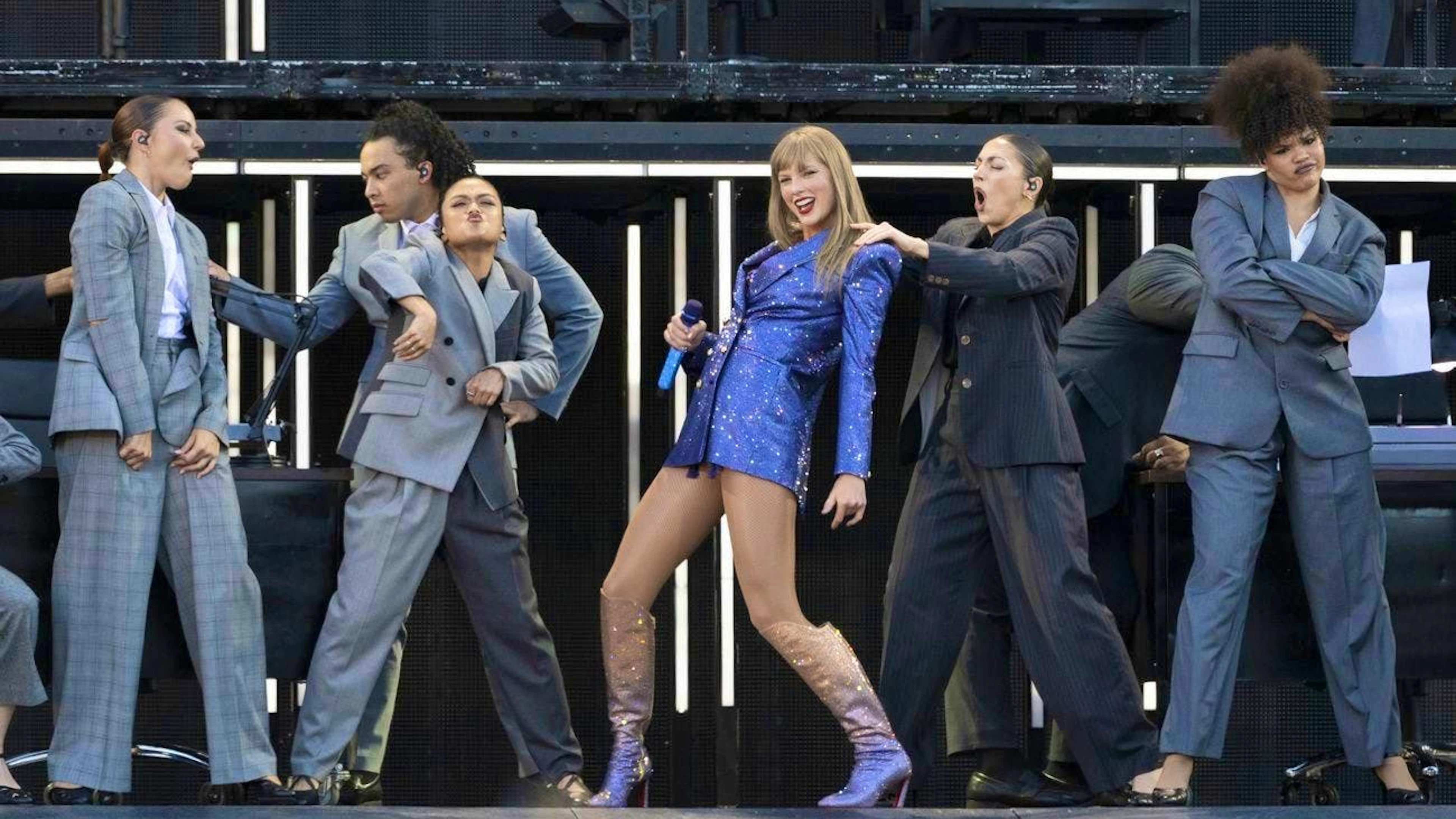 Swifties know the drill: at Taylor's concerts, one of the dancers always says something in the local language of the venue. Today, the fans can't agree: was it "Blas mer id Schueh" or "Lah mi in Rueh"?