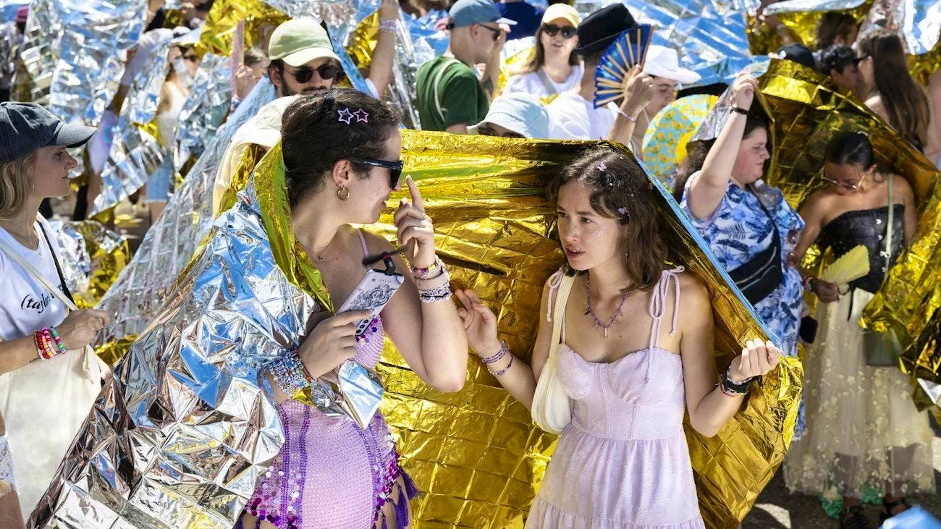 Many fans stood in the Letzi Stadium in the blazing sun. Water and silver blankets are handed out free of charge to keep everyone cool.