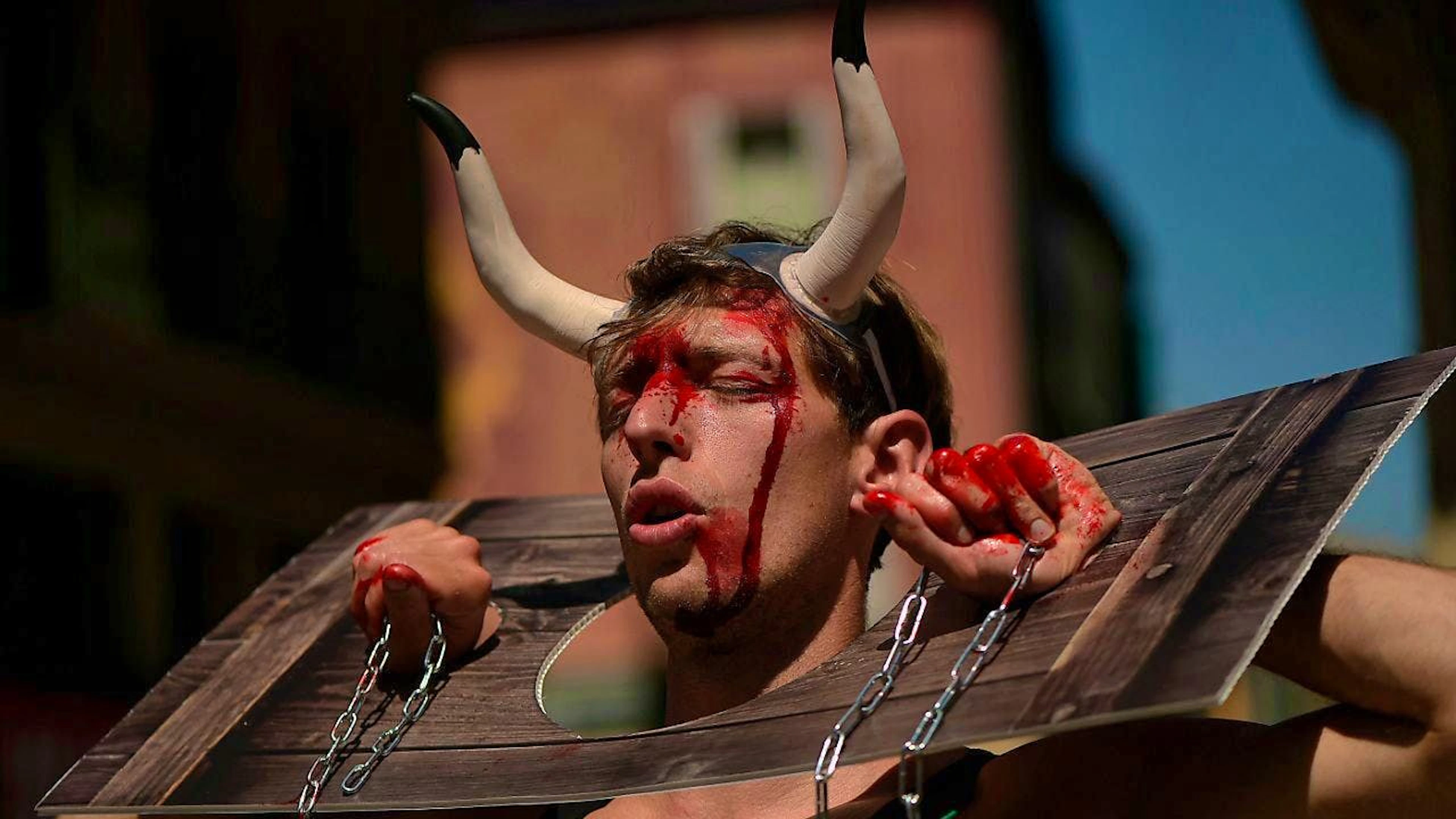 dpatopbilder - ARCHIV - A man takes part in a demonstration against animal cruelty before the start of this year's SanfermÌn festival in the Plaza del Ayuntamiento in Pamplona, northern Spain. Photo: Alvaro Barrientos/AP/dpa