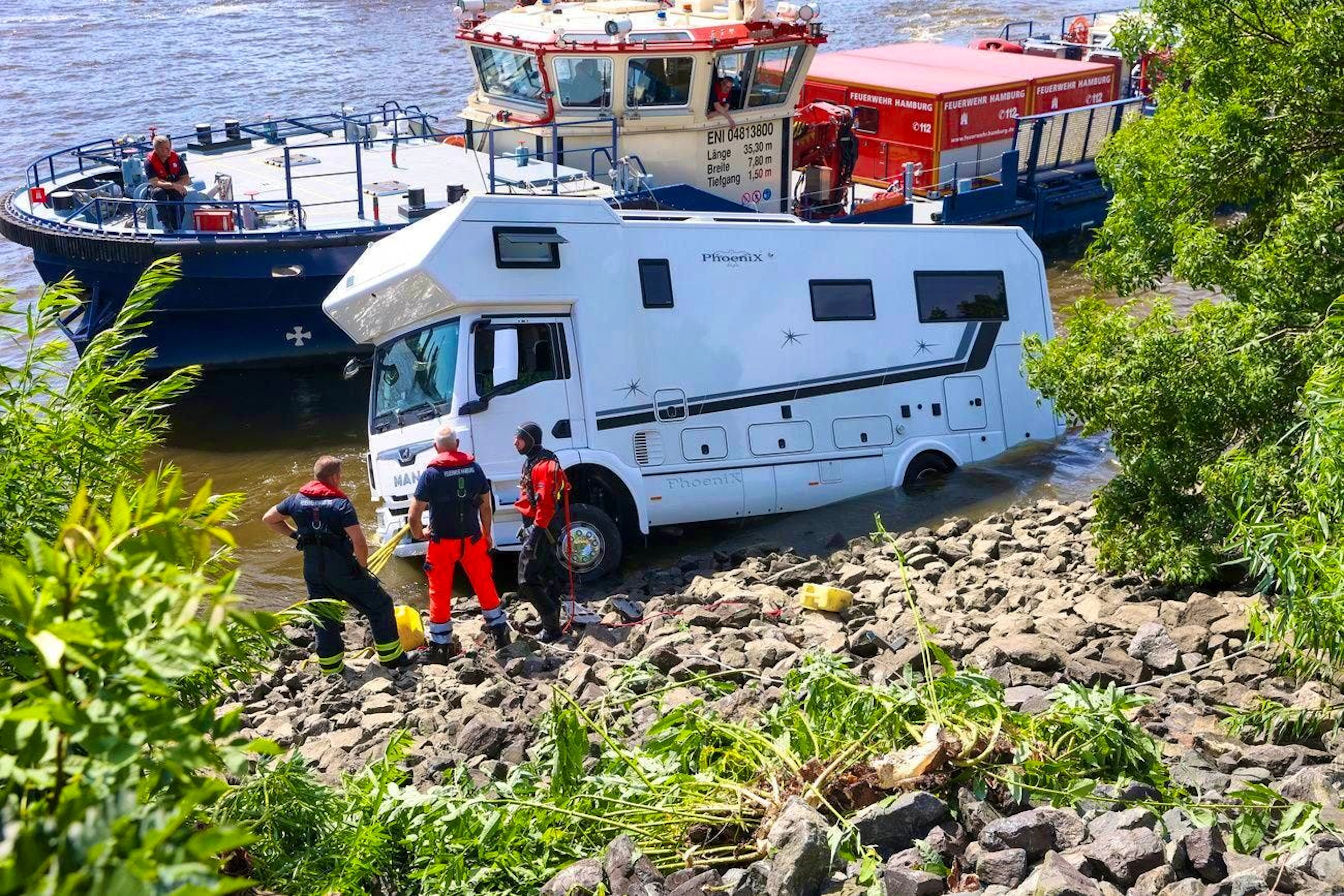 The motorhome is pulled out of the Elbe.