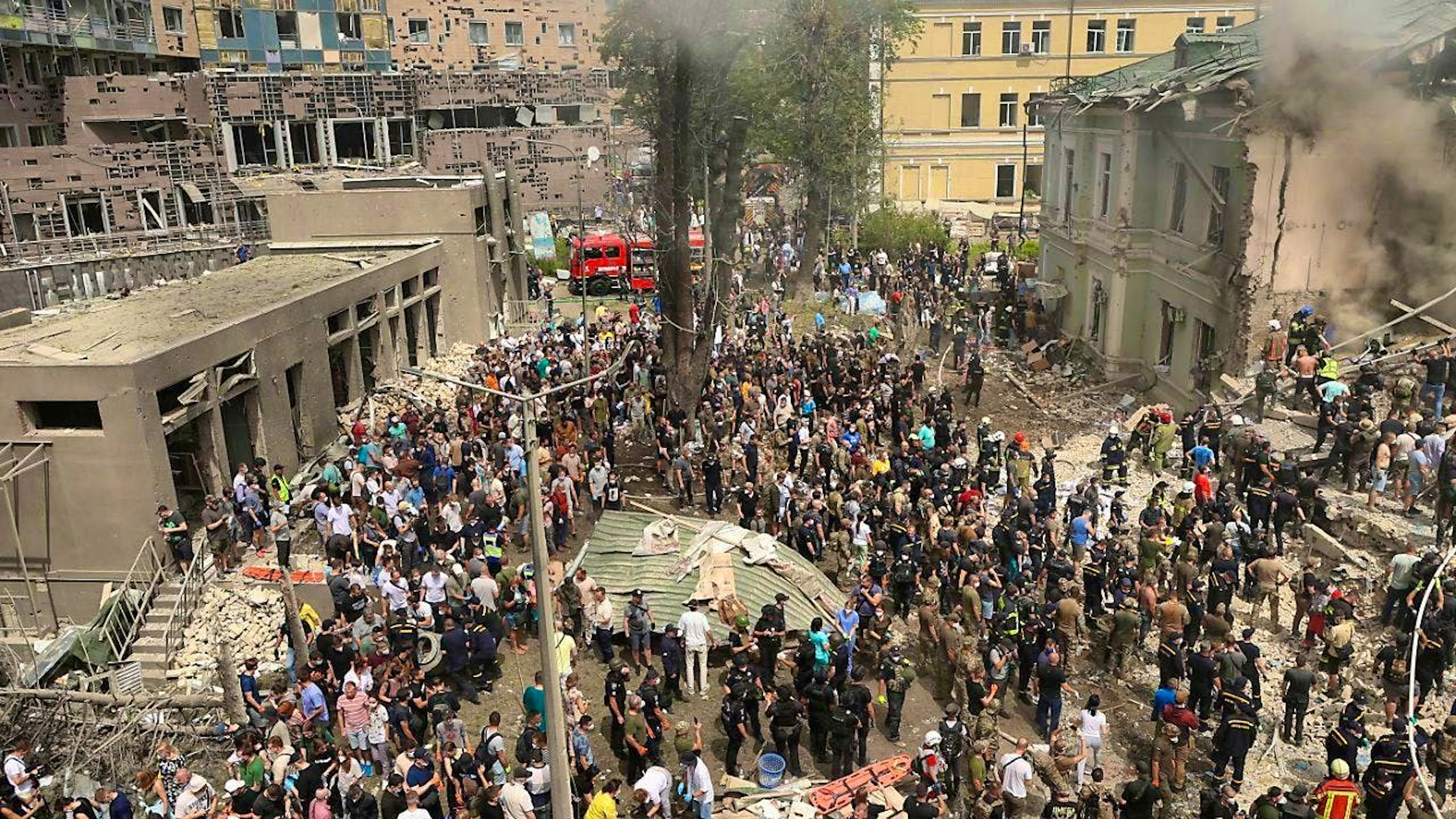 dpatopbilder - Rescue workers and volunteers clear the rubble and search for victims after a Russian missile hit the country's main children's hospital "Okhmadit" in Kiev. Photo: Anton Shtuka/AP/dpa