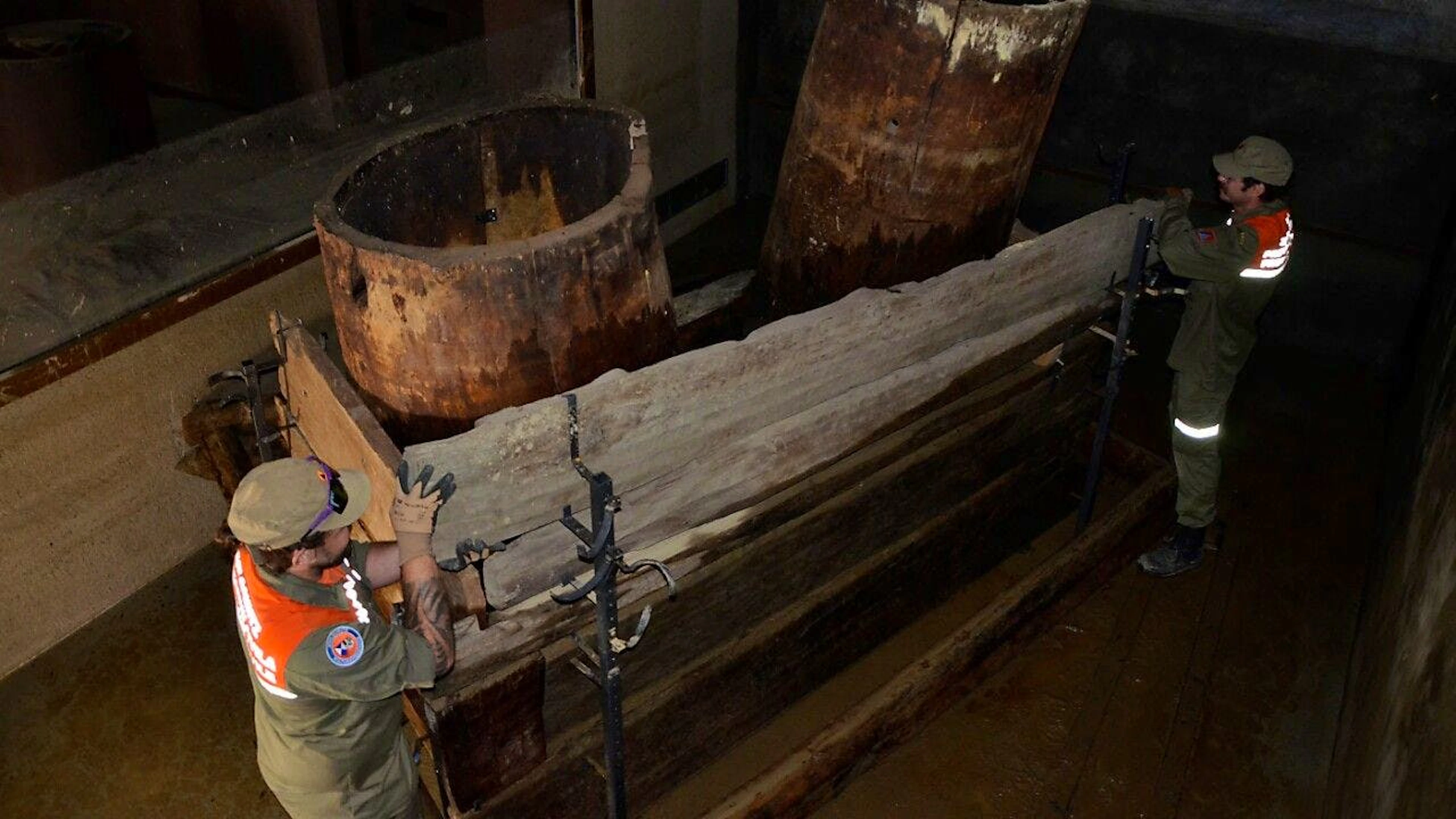 L'operazione di salvataggio della storica captazione in legno della sorgente di St. Moritz.