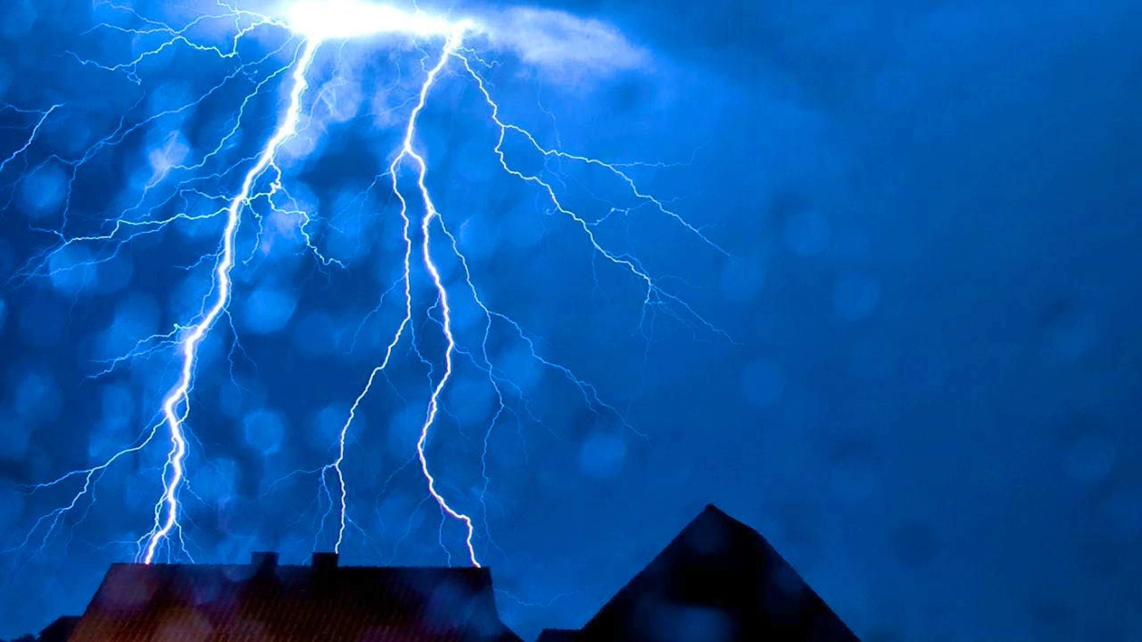 Due to thunderstorms, power was temporarily cut in two Graubünden municipalities on Thursday evening. (theme picture)
