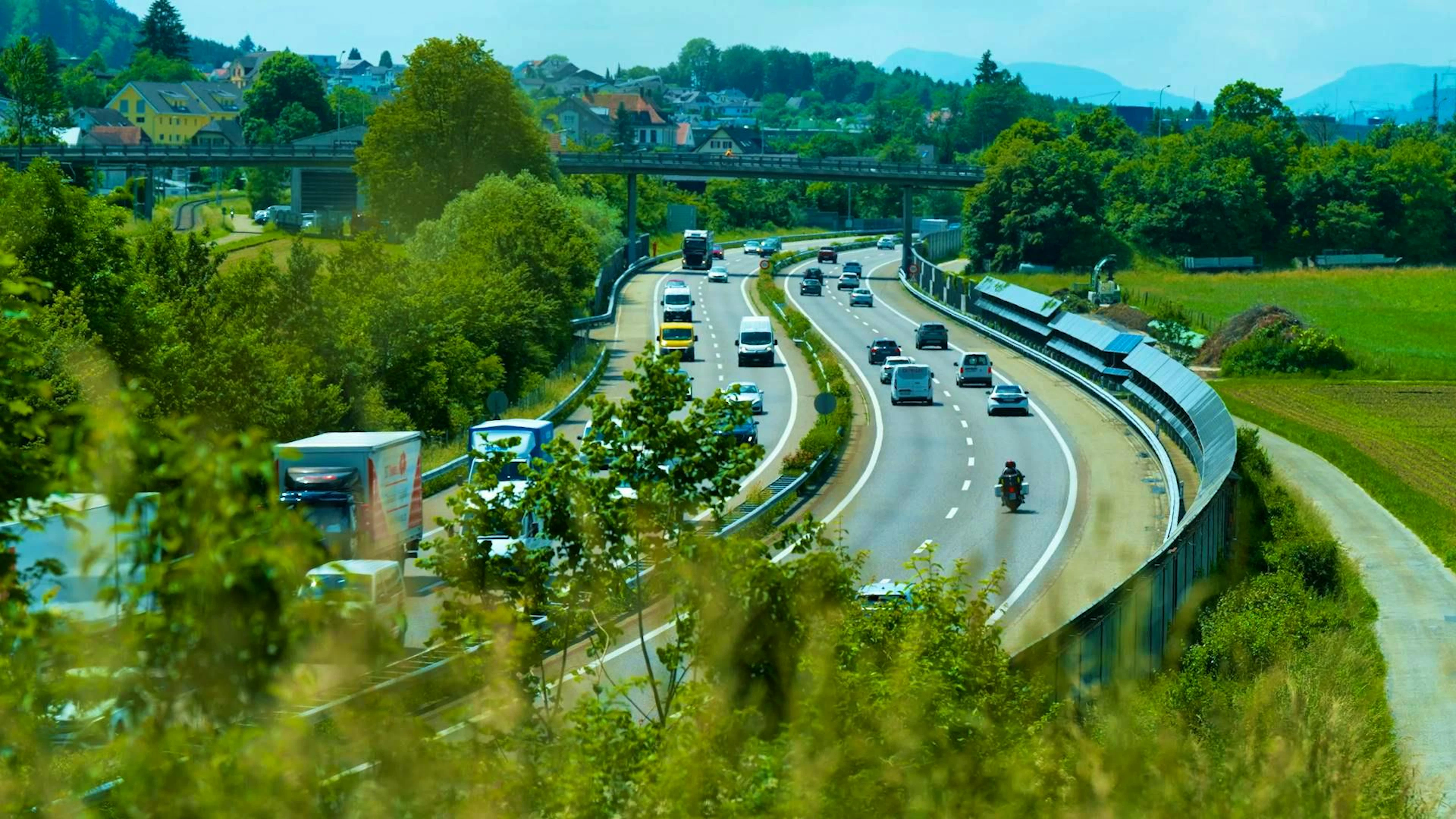 There is already a PV system on noise barriers on the highway near Safenwil.
