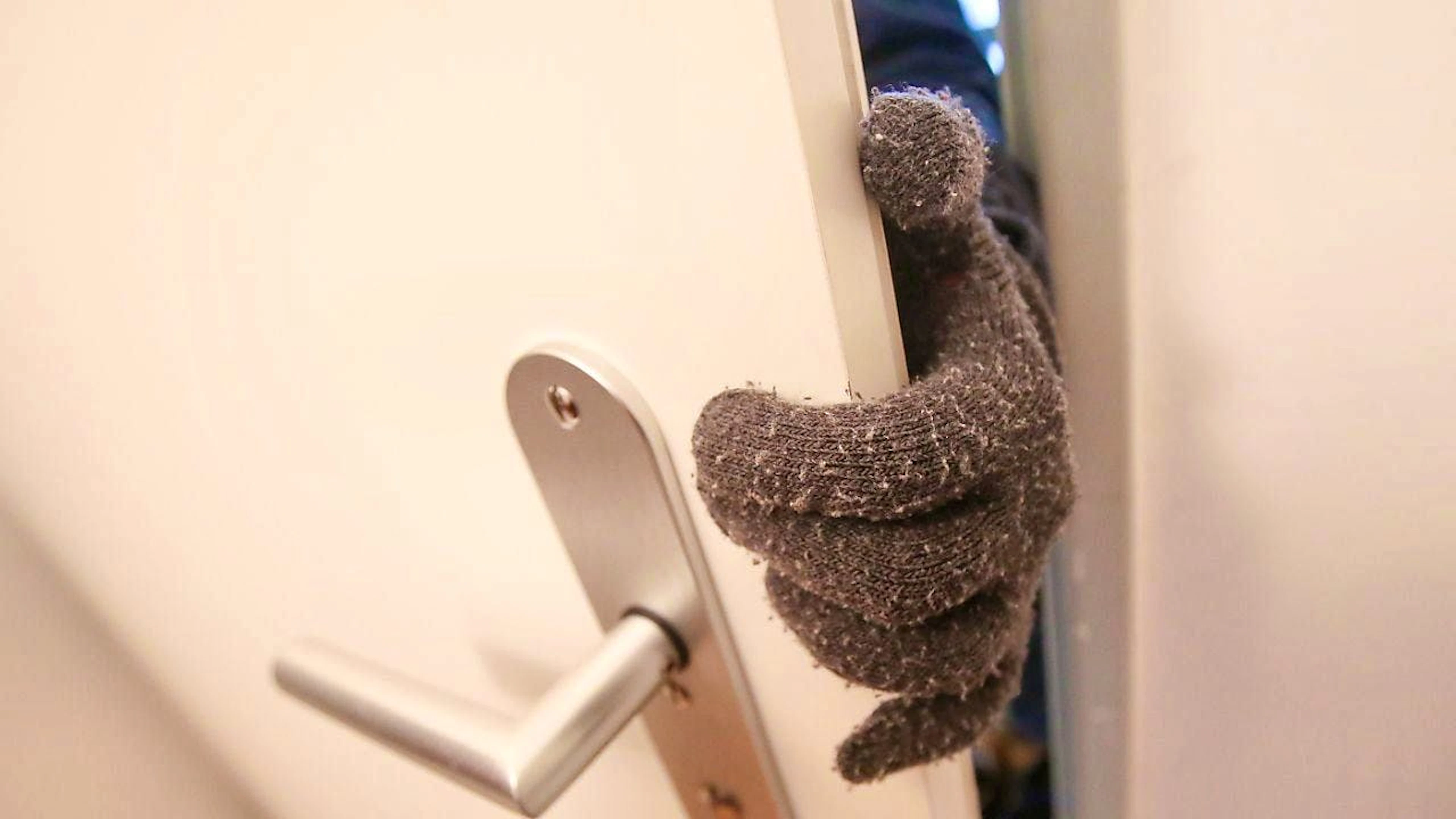 Police arrested two men in Lausen who had allegedly committed a sneak-in theft. (symbolic image)