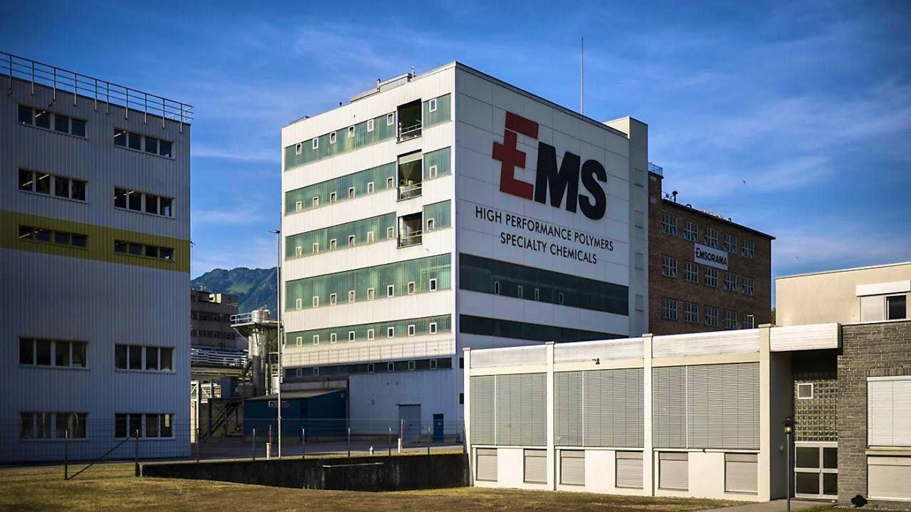 Ems Chemie achieved slightly lower sales in the first half of 2024, but slightly increased its operating profit. The specialty chemicals group has slightly lowered its sales target for the year as a whole. (archive image)