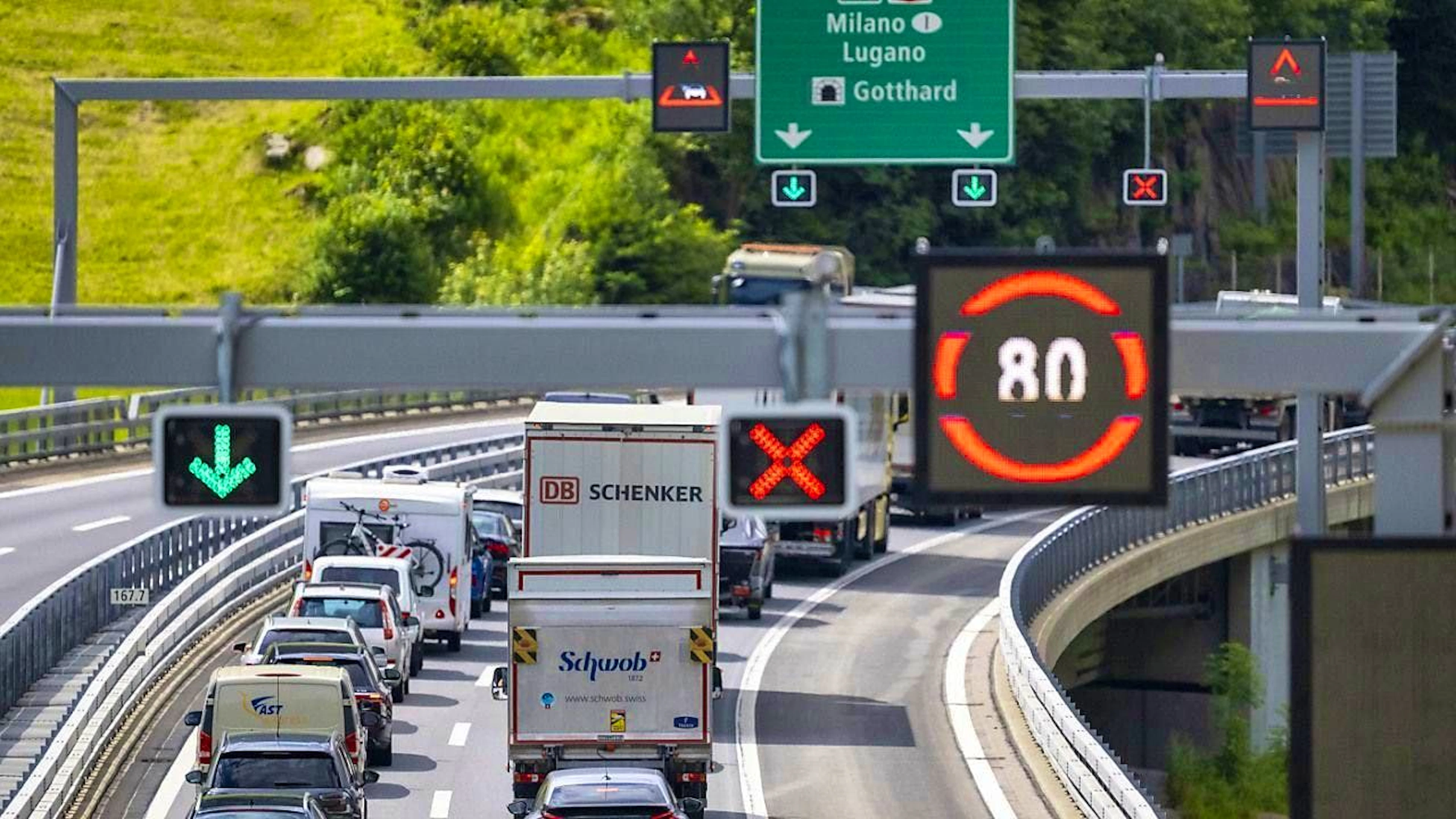 At the start of this weekend, southbound traffic is once again causing a long traffic jam in front of the Gotthard tunnel. (archive picture)