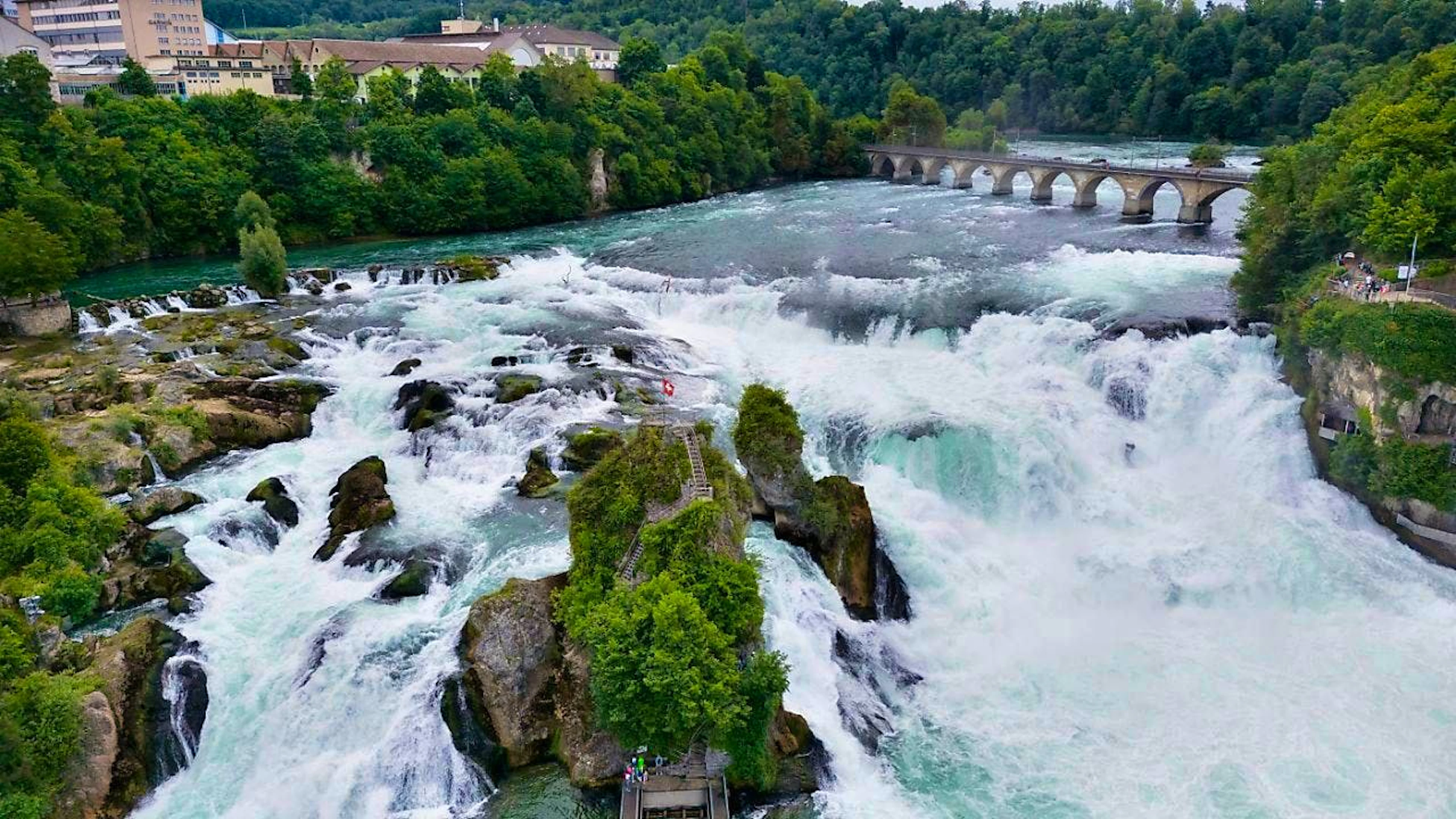 Two nature conservation associations oppose a hydroelectric power plant at the Rhine Falls. The Zurich cantonal council brought this into play. (archive picture)