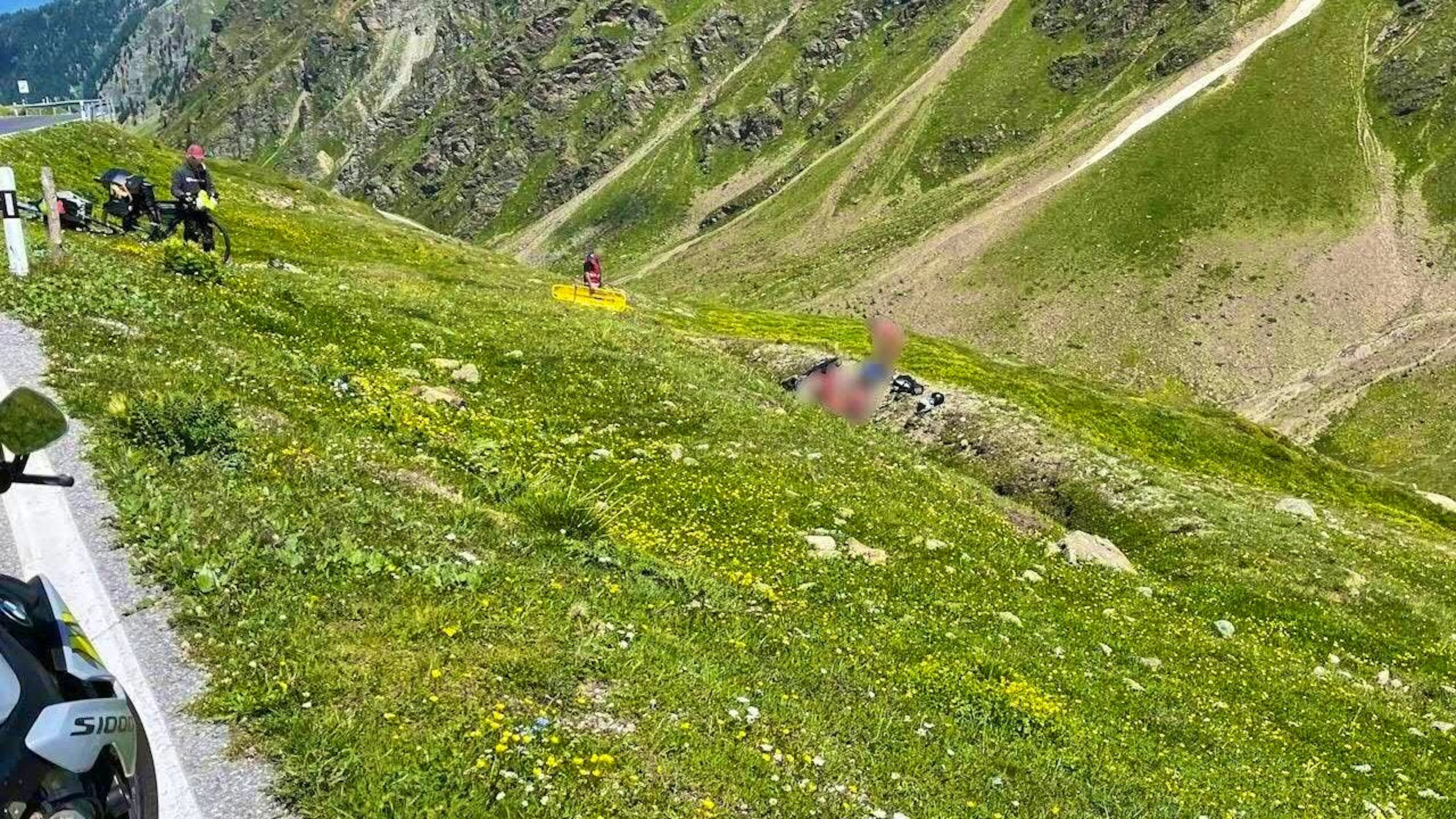 A 24-year-old motorcyclist fell around 30 meters down the valley in Val Müstair.