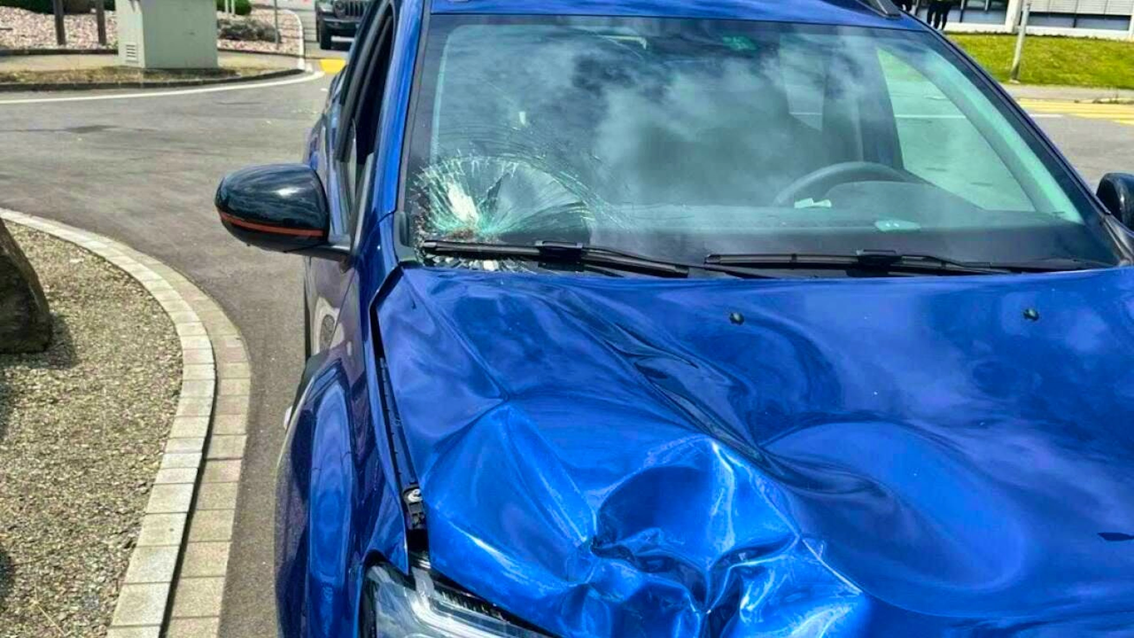 Traces of the violent collision with a pedestrian in Safenwil AG: The 75-year-old driver had to surrender his driver's license.