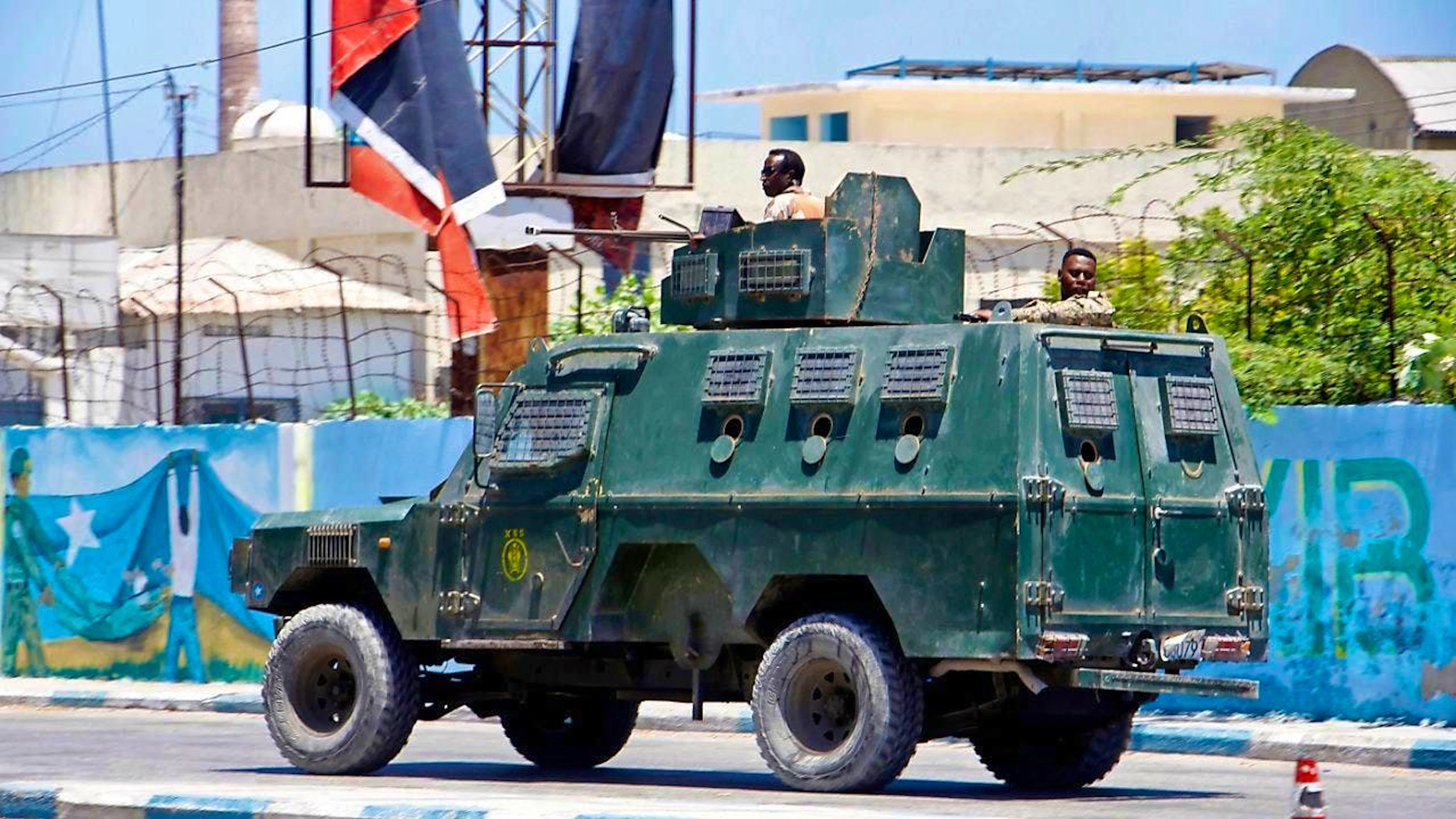 ARCHIVE - Somali security officers patrol the capital Mogadishu (archive photo). Photo: Farah Abdi Warsameh/AP/dpa
