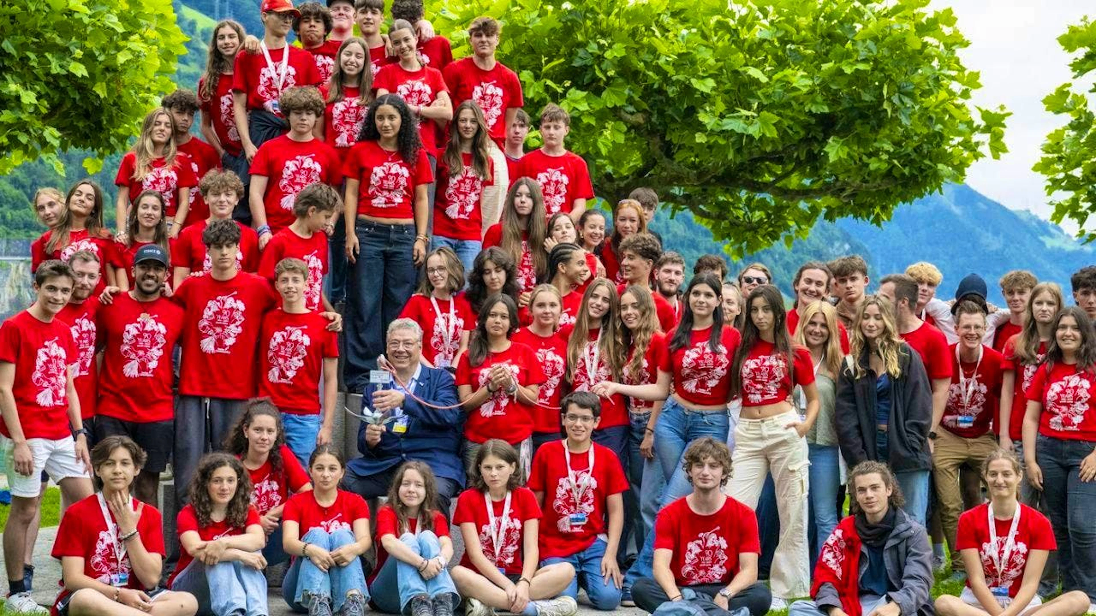 Group photo with OSA President: Filippo Lombardi with young people from the Swiss Community Youth Camp in Brunnen.