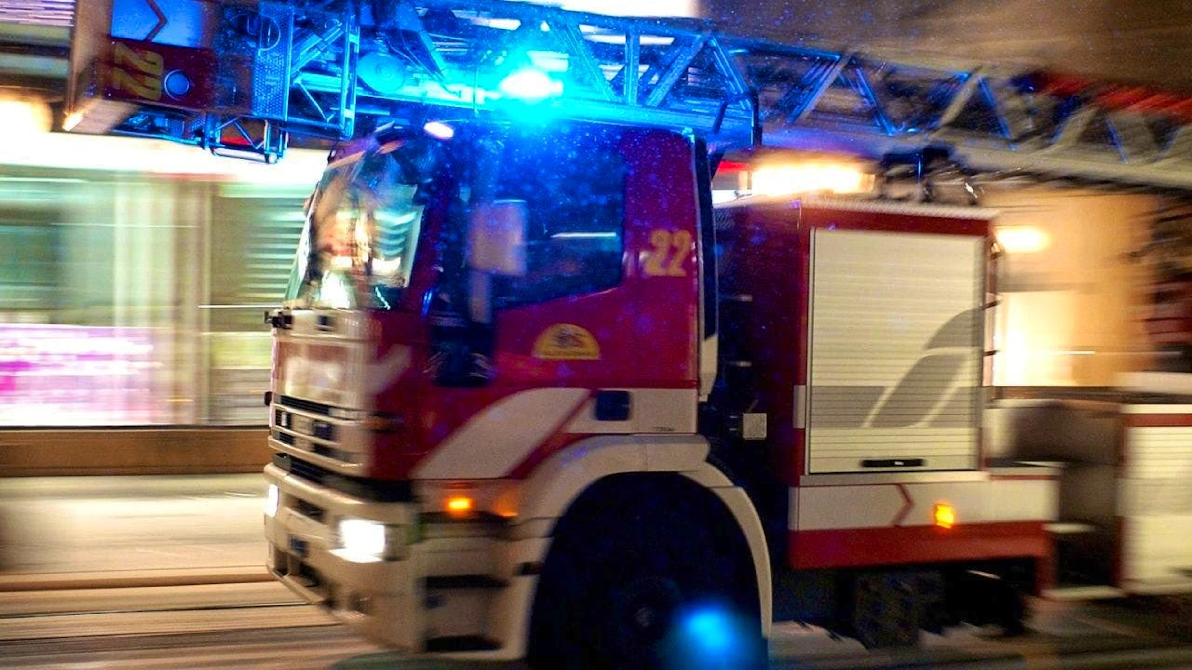 The fire department was able to quickly extinguish the fire in the basement of an apartment building in Solothurn. (symbolic image)