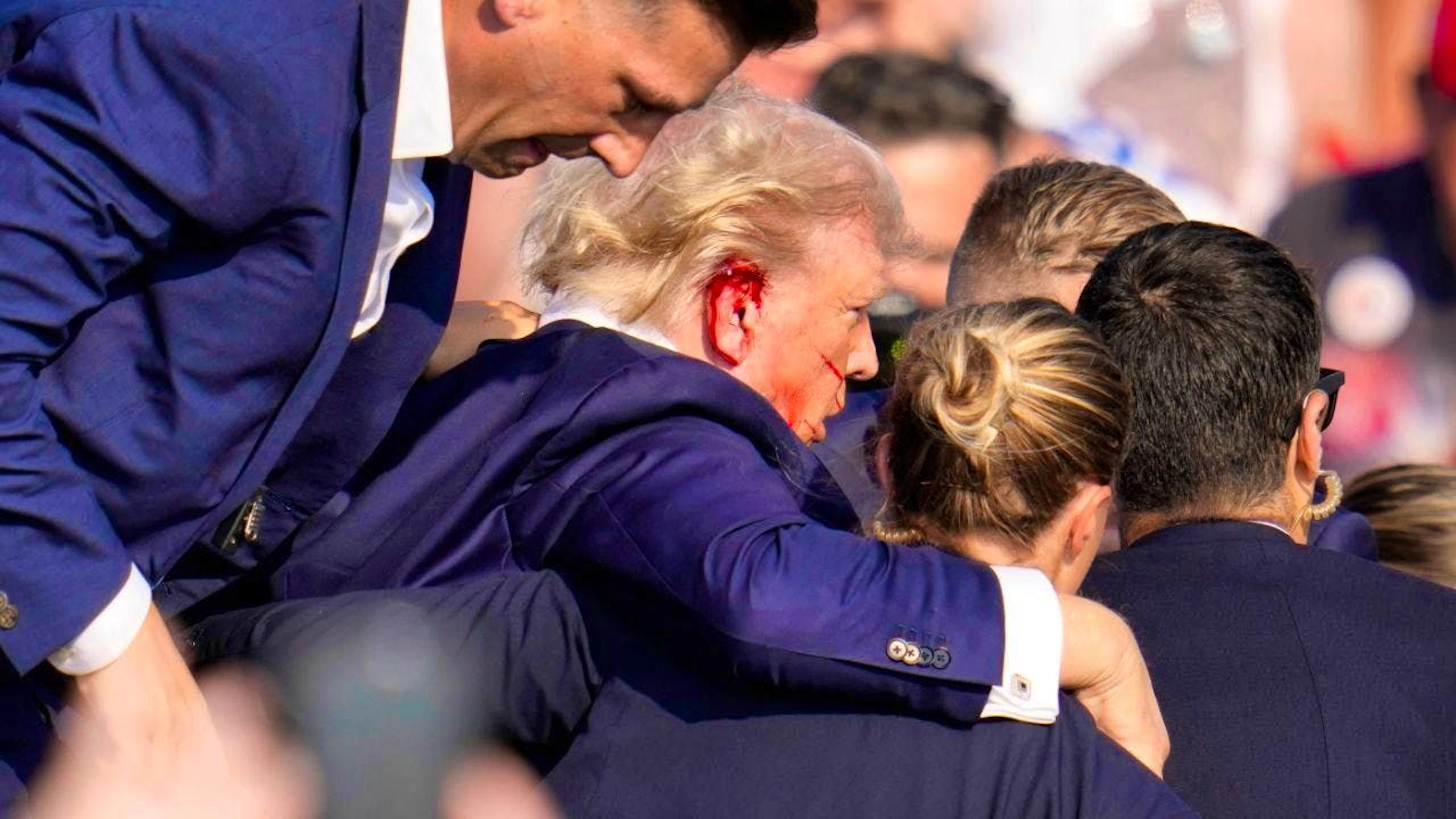 dpatopbilder - Agents of the US Secret Service are helping Donald Trump off the stage. The ex-president wants to stick to his schedule despite the assassination attempt. Photo: Gene J. Puskar/AP/dpa