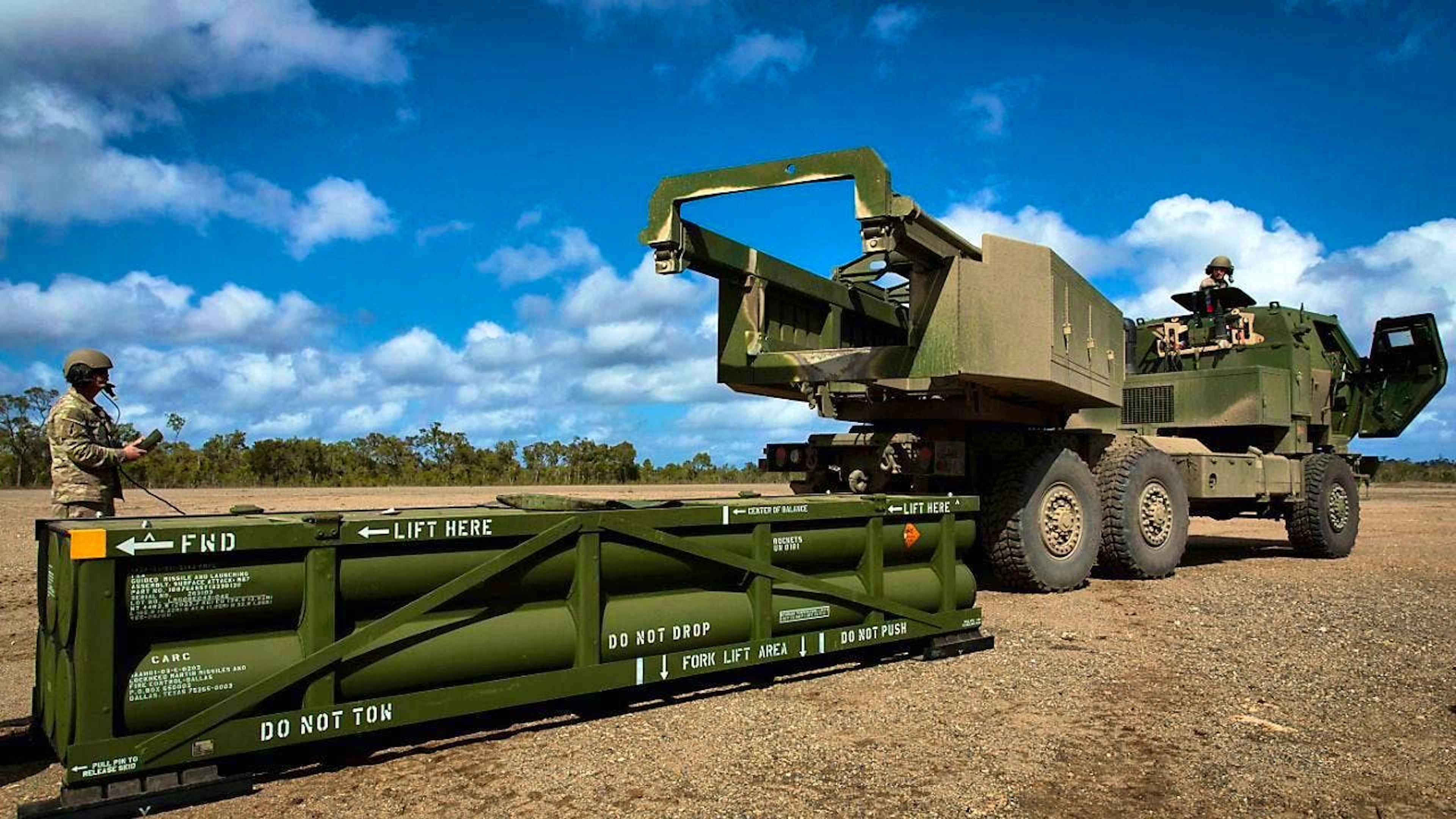 ARCHIVE - An ATACMS missile is loaded onto an artillery system. Photo: Sgt. 1st Class Andrew Dickson/AP/dpa