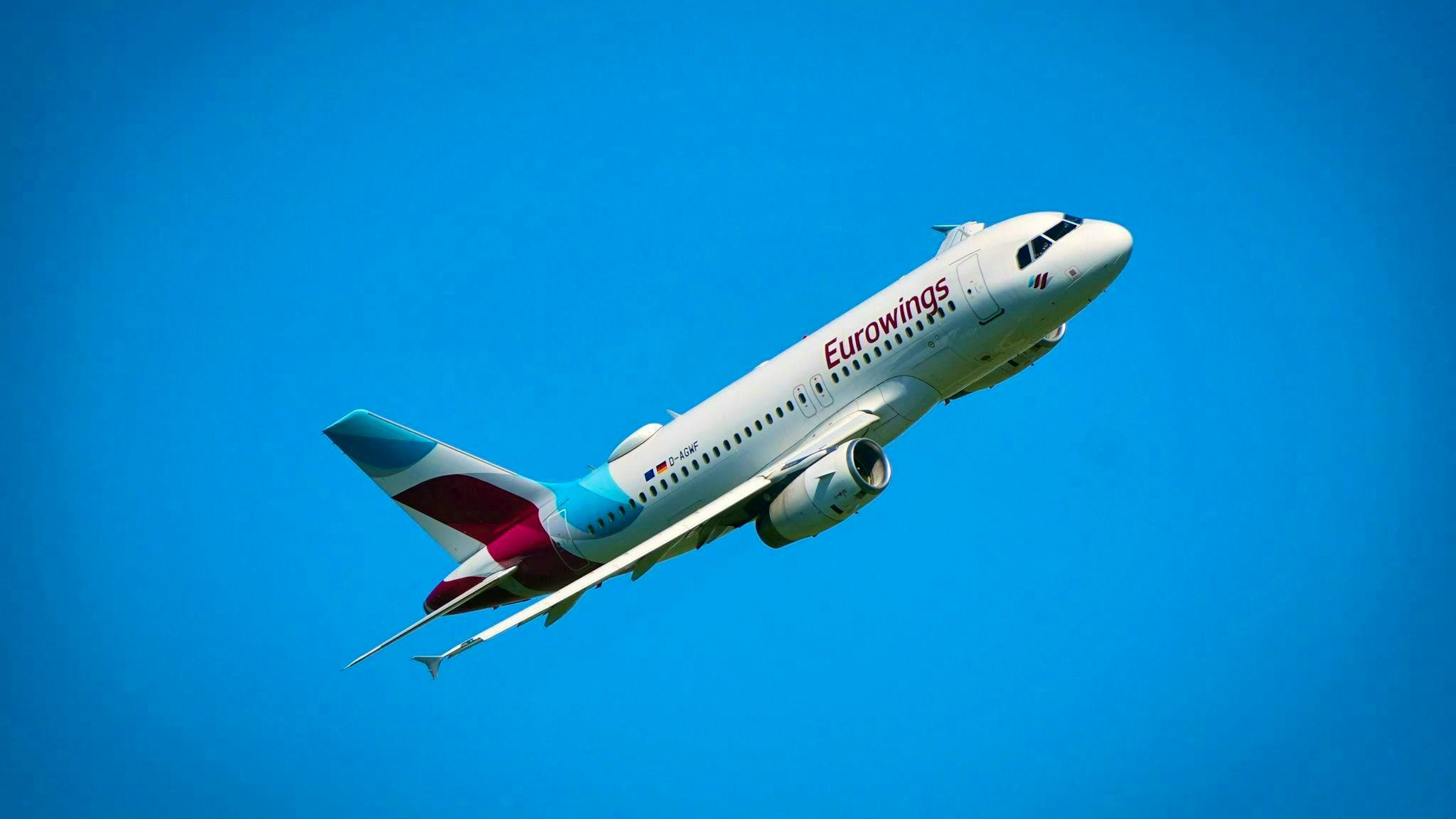 A Eurowings airline plane has to make a safety landing at Berlin's BER airport. (symbolic image)