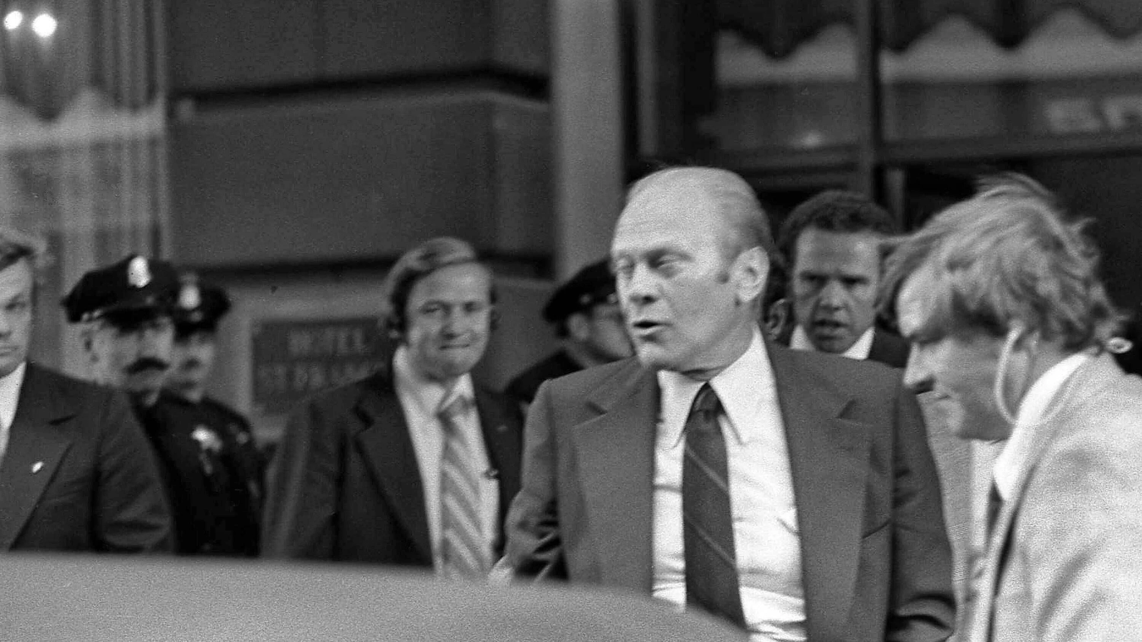 1975: Gerald Ford - survived: Not quite as close as Trump: The photo shows Ford flinching when shot during the assassination attempt by Sara Jane Moore. The bullet, fired from a distance of twelve meters, misses Ford by just twelve centimeters. Ford is doubly lucky: this is the second assassination attempt within three weeks. In the first attempt, Charles Manson supporter Lynette "Squeaky" Fromme points a semi-automatic weapon at him. However, the gun does not go off.