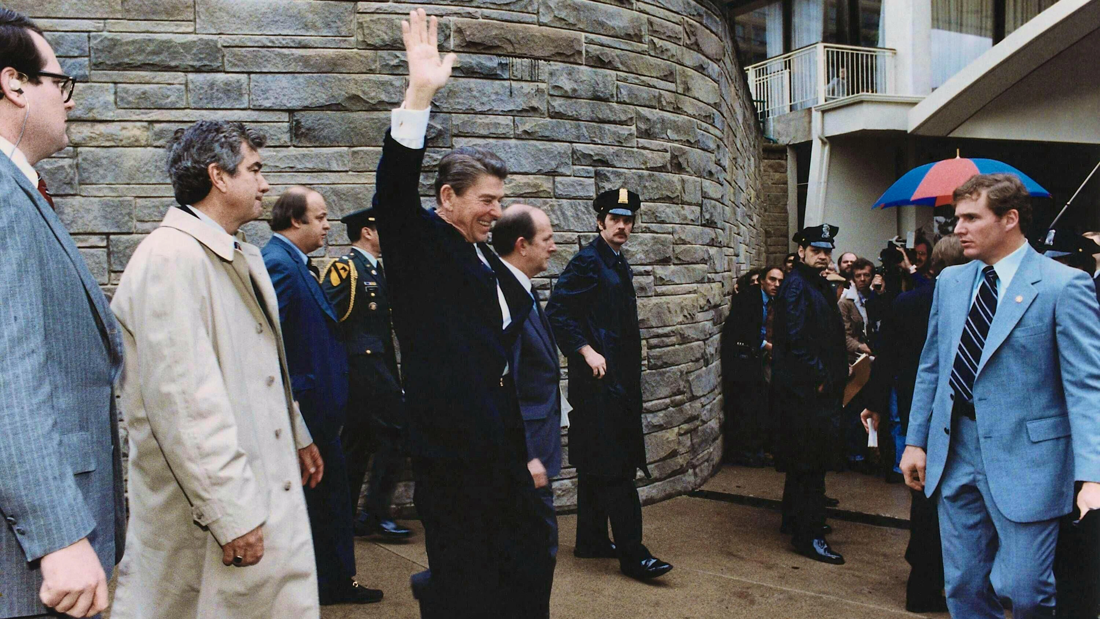 1981: Ronald Reagan - survived: President Reagan has just given a speech at the Hilton Hotel in Washington D.C. and waves to his fans on his way to the motorcade. Then shots are fired. Seconds after the shots are fired, reporters and Secret Service agents manage to push the assassin to the ground and hold him down. Reagan narrowly escapes with his life, three other people are injured. The criminal proceedings against the assassin Hinckley later end with an acquittal by reason of insanity. Shortly before the emergency operation in hospital, the Republican Reagan is said to have asked the surgical team: "Please tell me you're all Republicans."