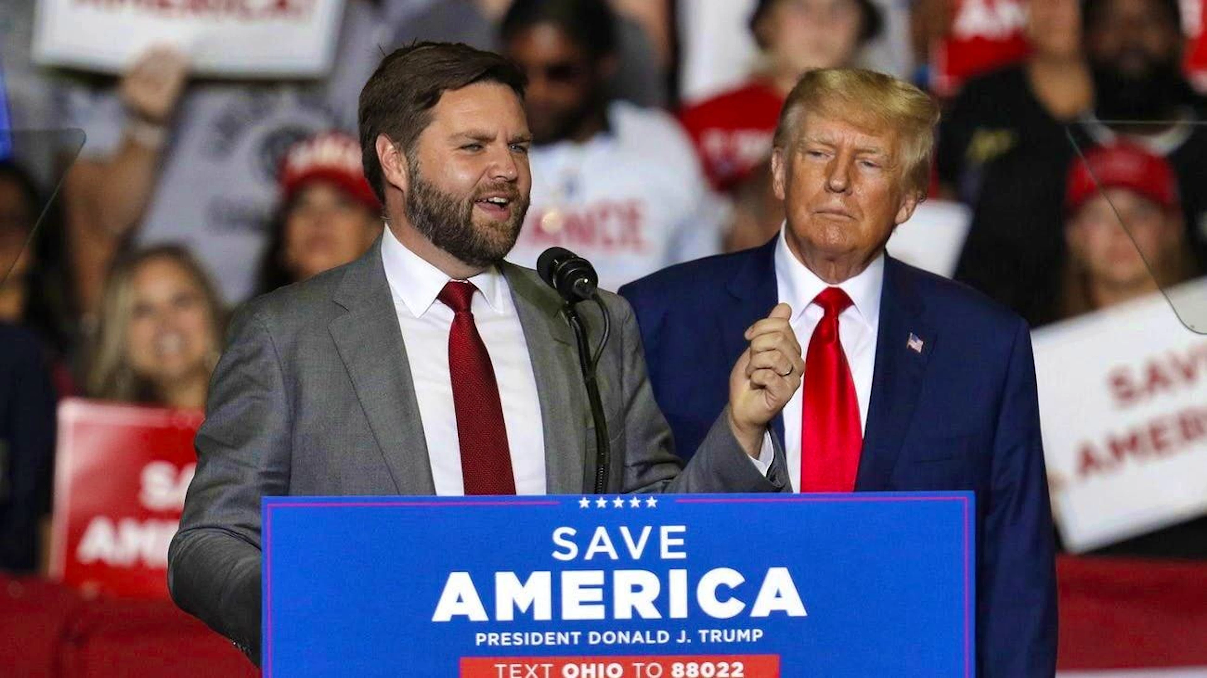 With Senator J.D. Vance (l.) as his running mate, Donald Trump wants to become US president again. (archive picture)