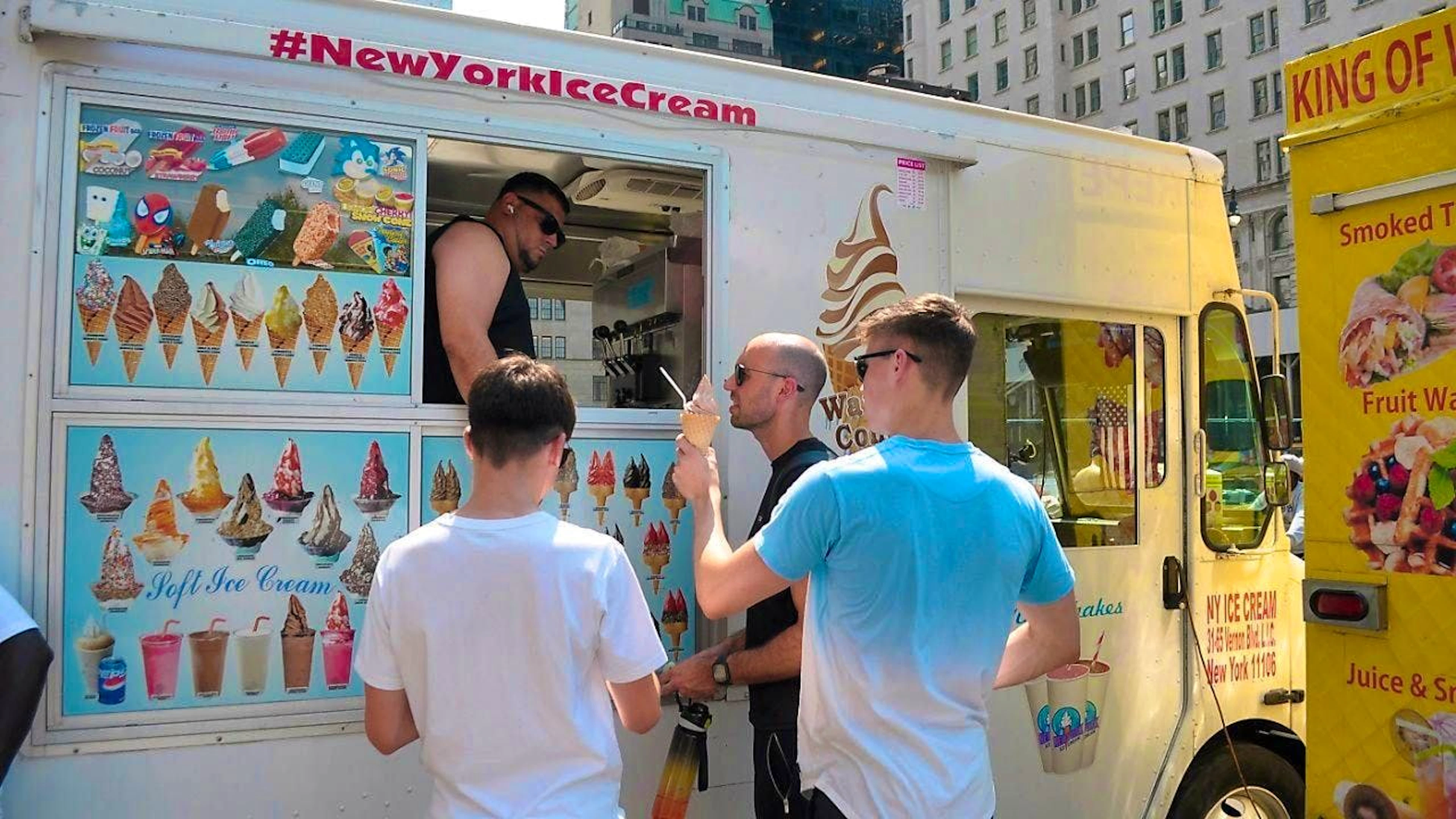 People order ice cream from an ice cream truck during the third heat wave of the summer in Manhattan. Photo: Jimin Kim/SOPA/ZUMA/dpa