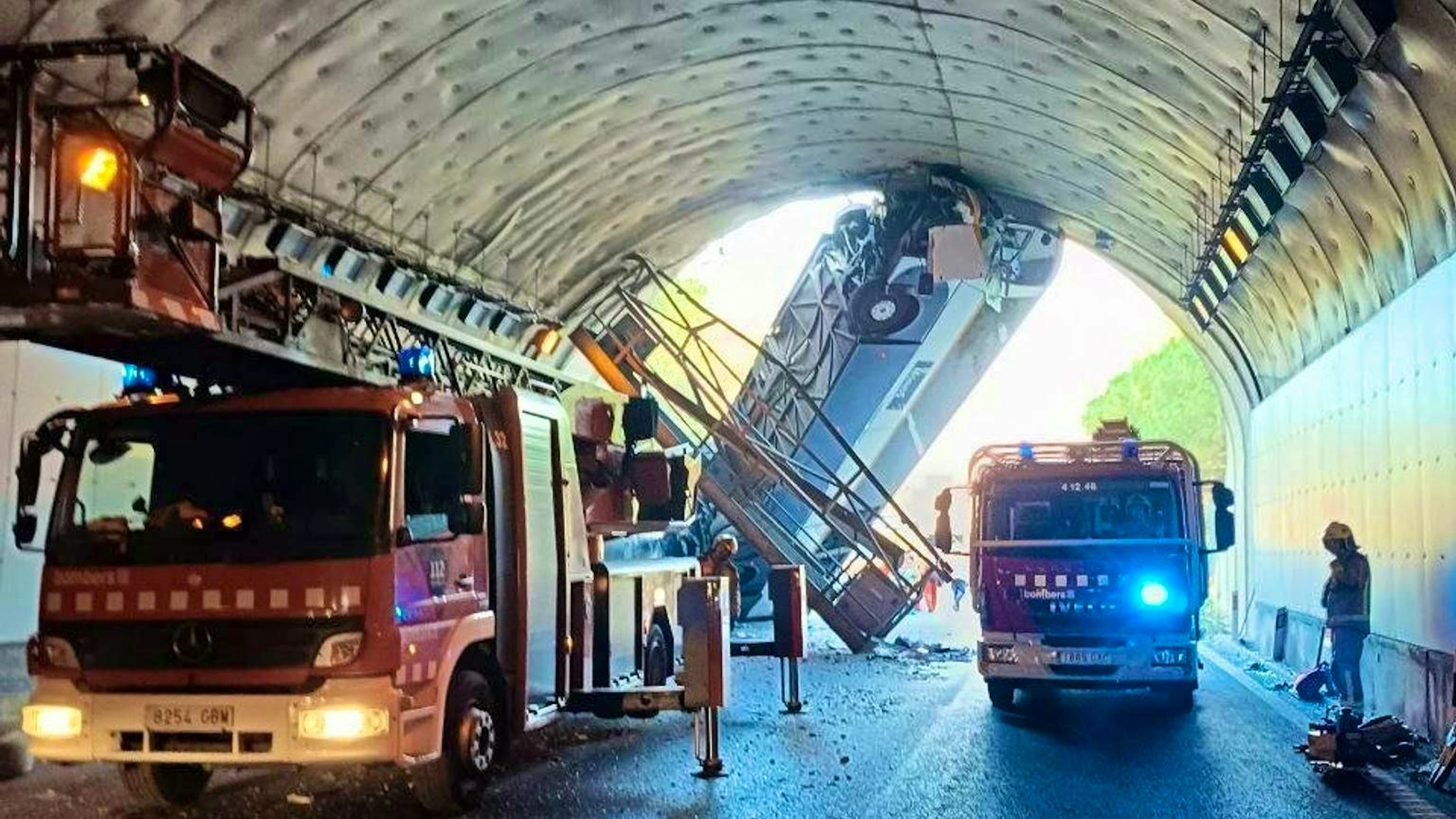 The rescue of the passengers and the bus driver was difficult because the wreck was stuck almost vertically in the tunnel.