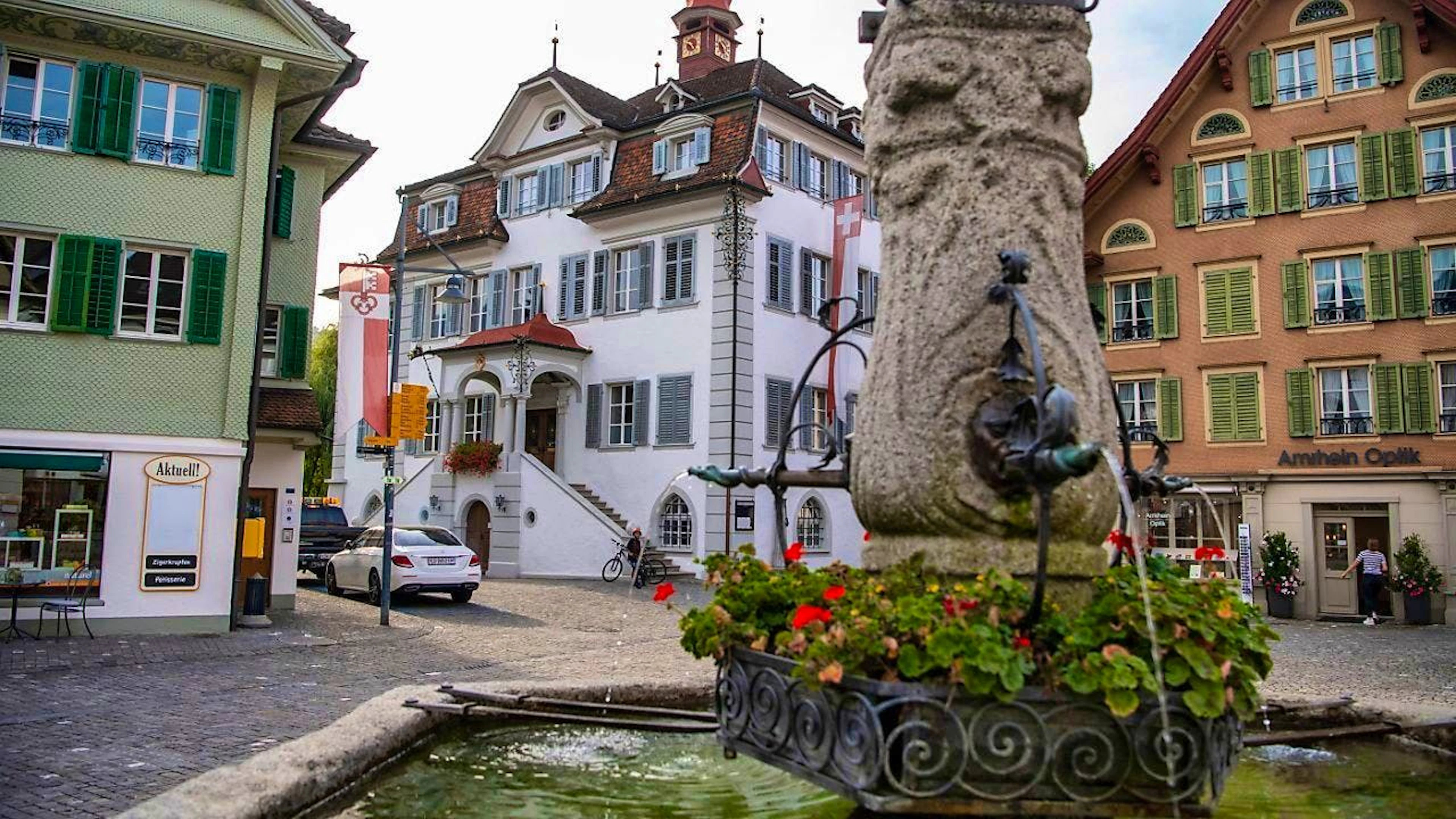 The village center of Sarnen with the town hall. This is where the cantonal council will elect a new chief public prosecutor. (Archive photo)