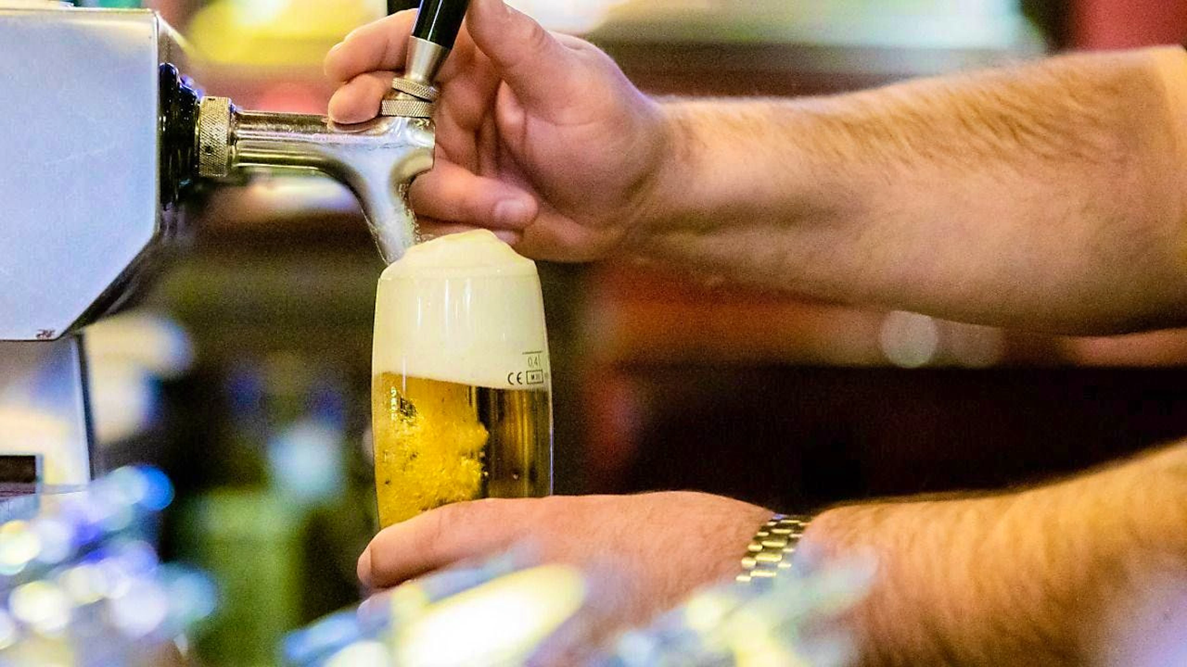 Last year, less of the "cool blonde" was produced worldwide than in the previous year. At the same time, hop production remained at the same level. (symbolic image)
