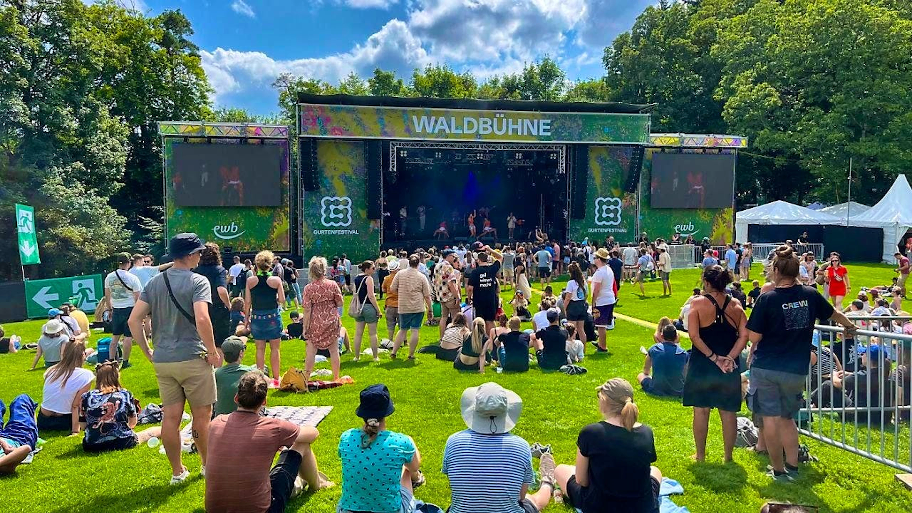 The Biel singer Naveni opened the forest stage of the Bern Gurten Festival on Wednesday afternoon.