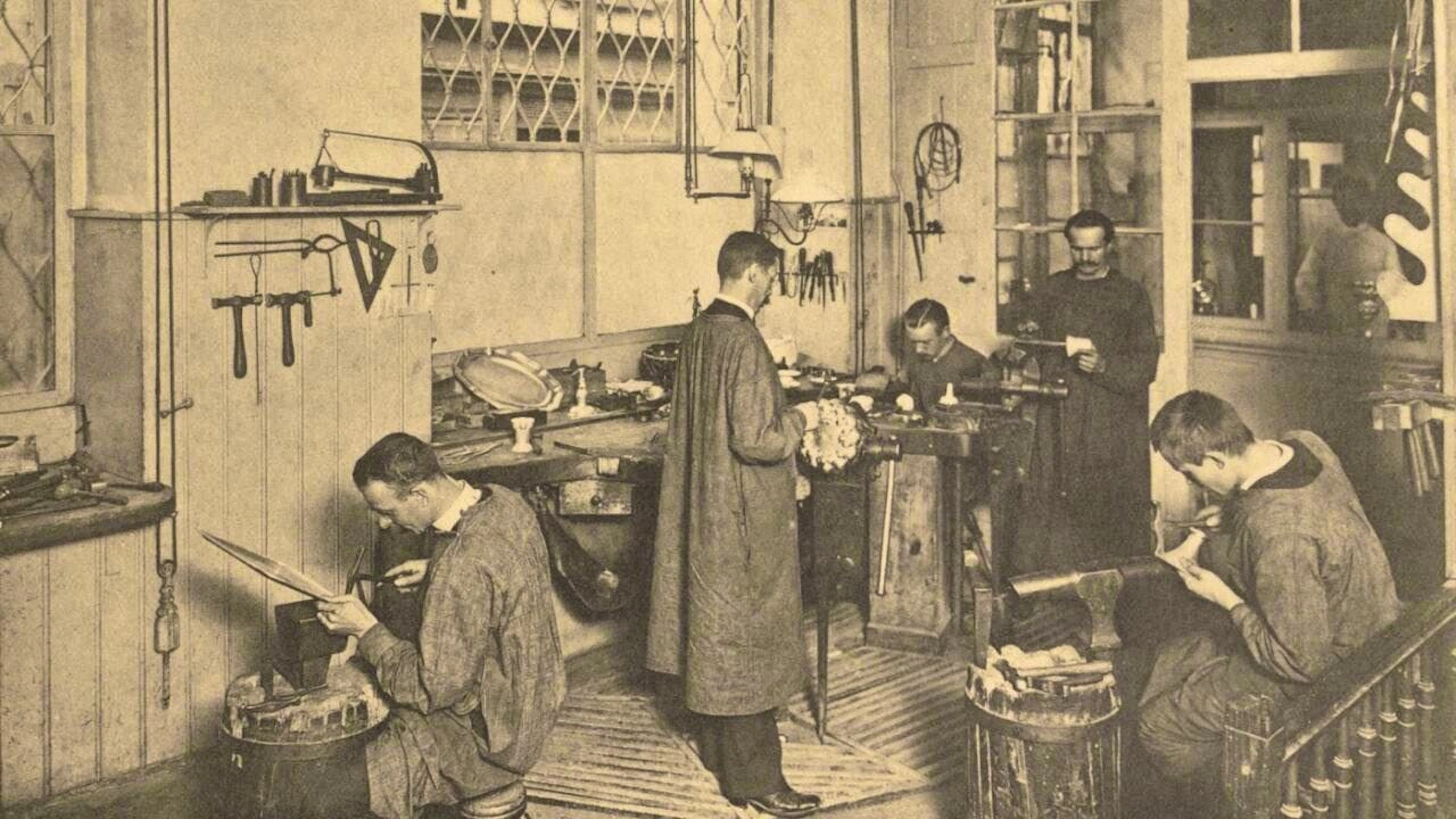 View of the silversmith's shop, which was located on Schwanenplatz. The photo was probably taken around 1905.
