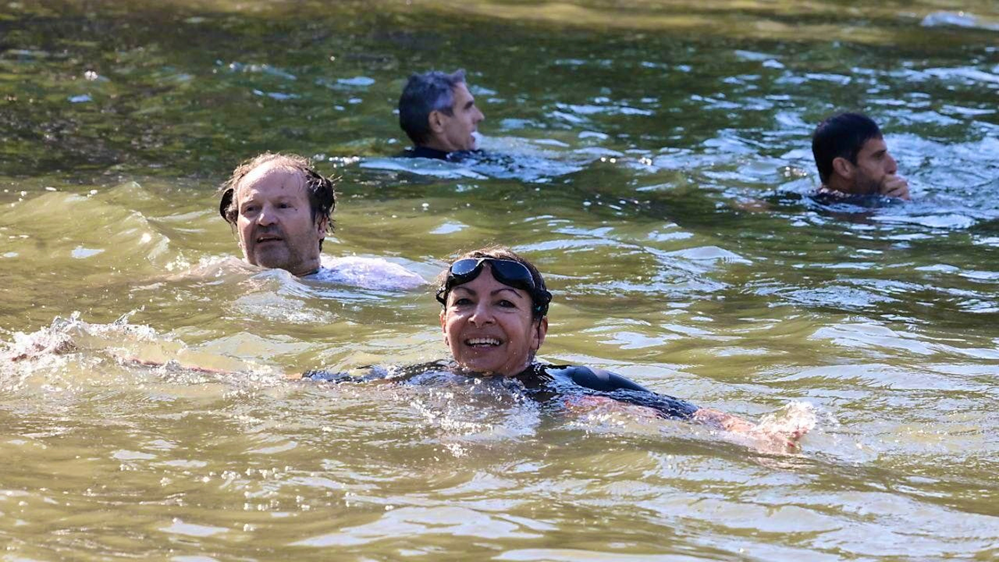 1.4 billion euros have been invested in the greater Paris area in recent years to improve water quality. In the picture: The mayor of Paris, Anne Hidalgo, swimming in the Seine.