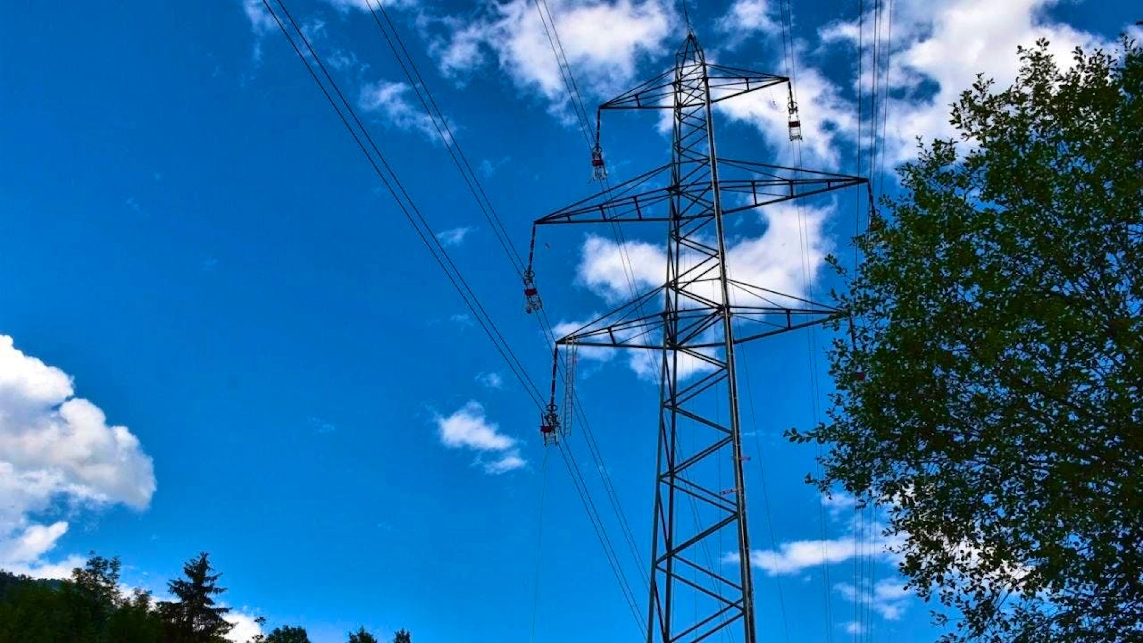 The 44-year-old technician received a fatal electric shock while working on this high-voltage line in Rueun GR.