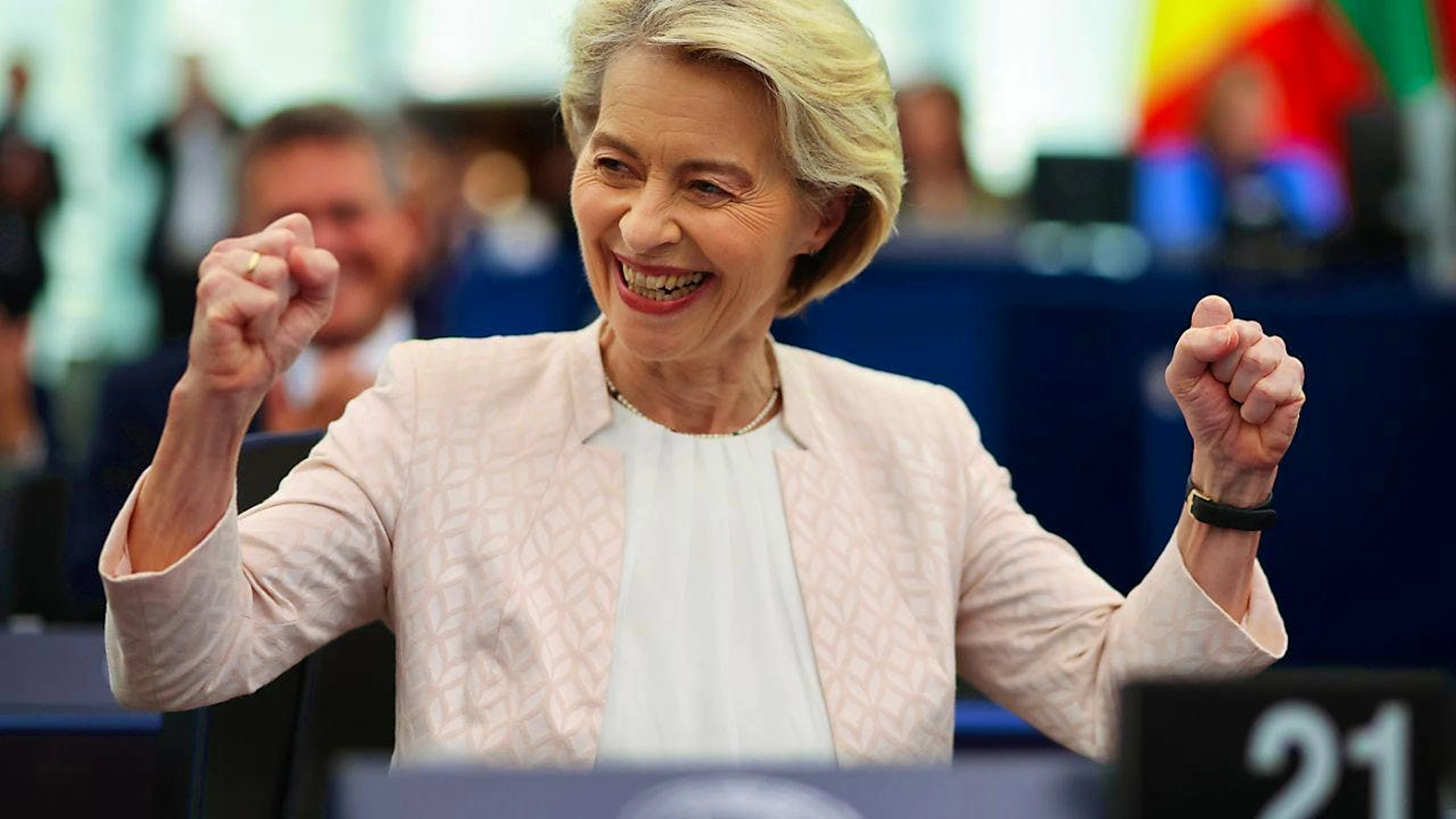 Ursula von der Leyen (CDU), amtierende Präsidentin der Europäischen Kommission, reagiert nach der Auszählung der Stimmen im Plenarsaal des Europäischen Parlaments. Das EU-Parlament stimmte einer zweiten Amtszeit von EU-Kommissionspräsidentin von der Leyen zu. Foto: Philipp von Ditfurth/dpa