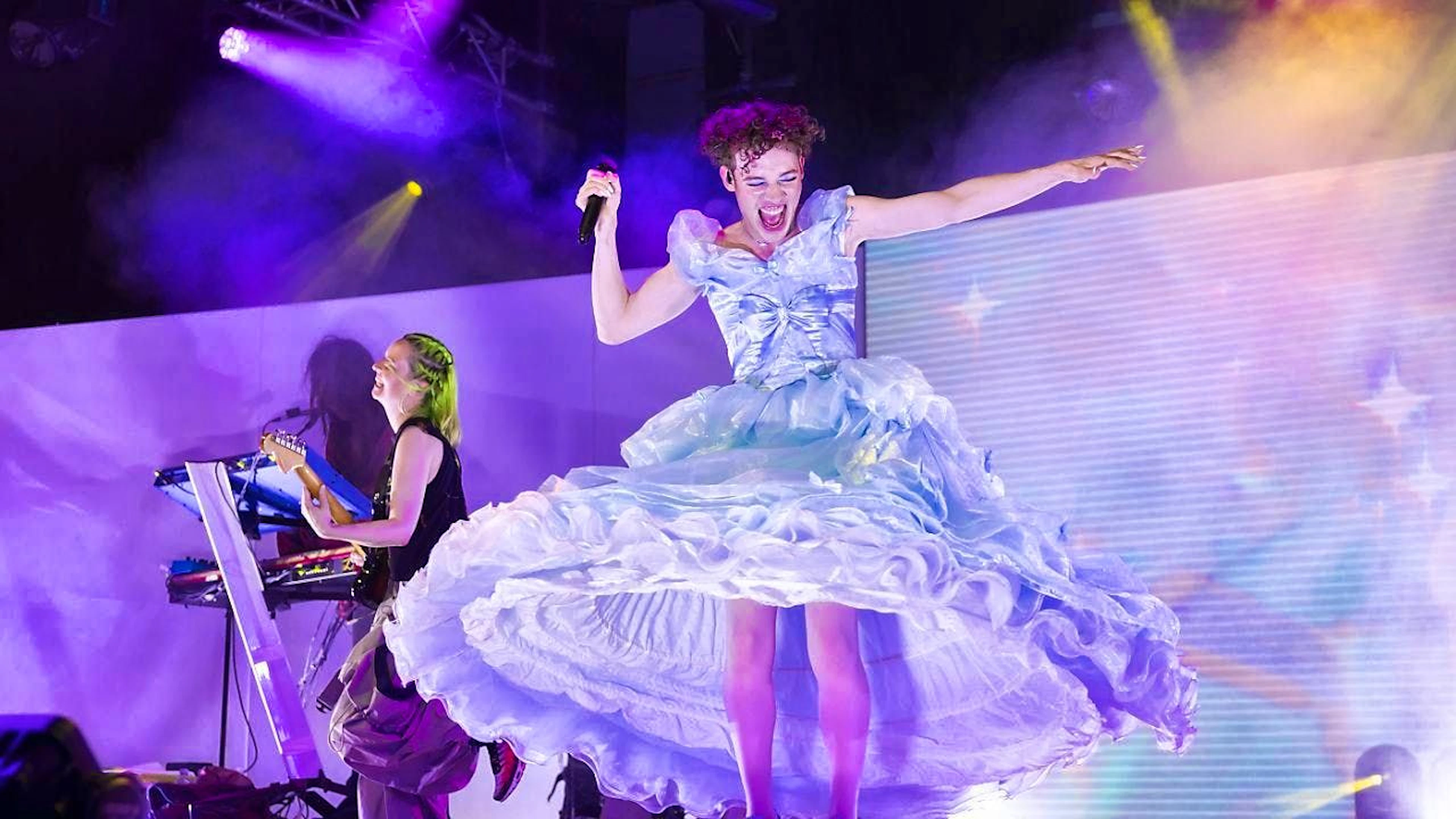 Nemo performed both dialect earworms and newer English pop anthems.
