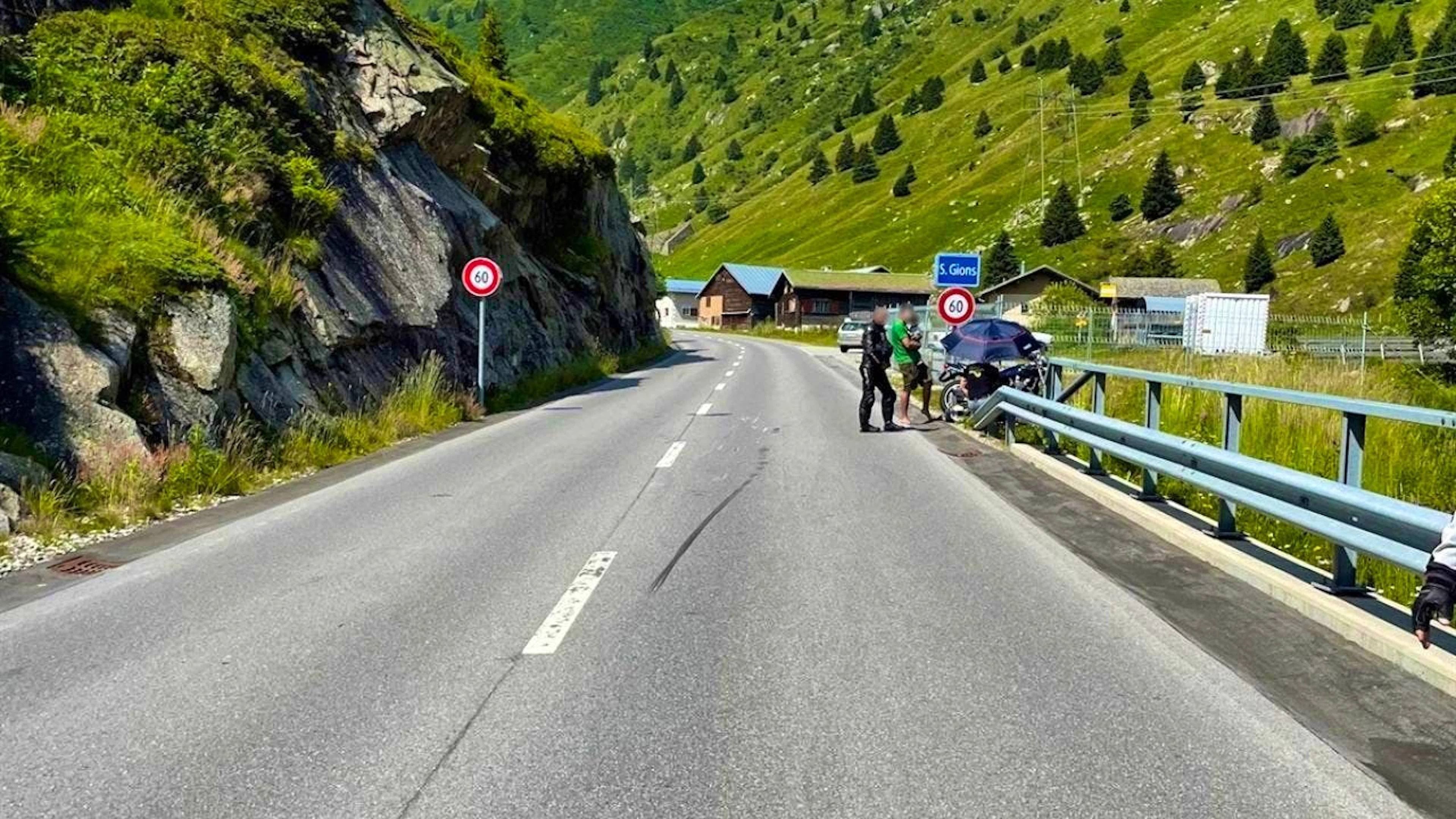 Two motorcyclists crashed in quick succession on Saturday morning near the hamlet of Sogn Gions in the Graubünden municipality of Medel.
