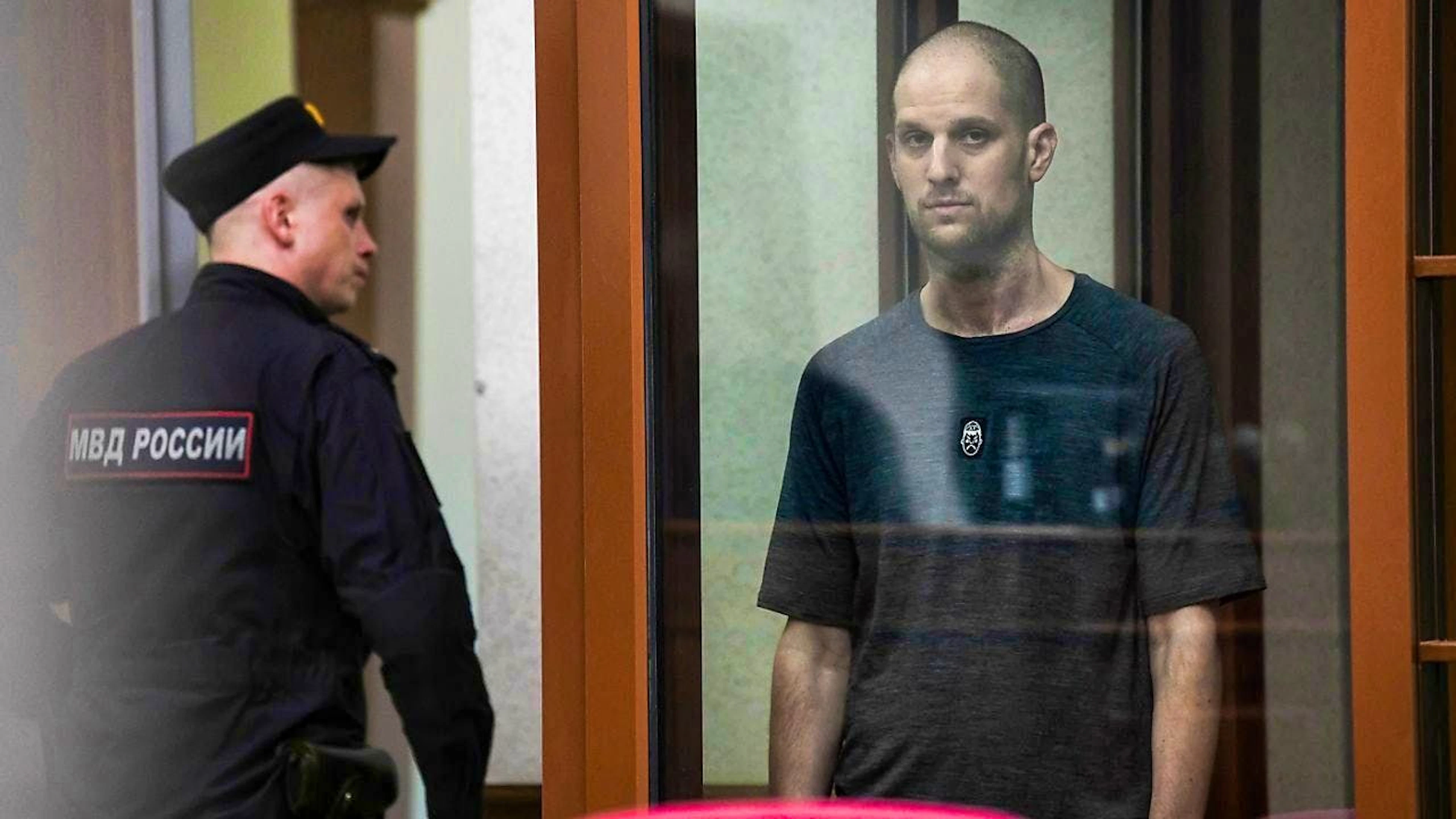 Wall Street Journal reporter Evan Gershkovich (r) listens to the verdict in a glass cage in the courtroom at the Palace of Justice. Photo: Dmitry Lovetsky/AP/dpa
