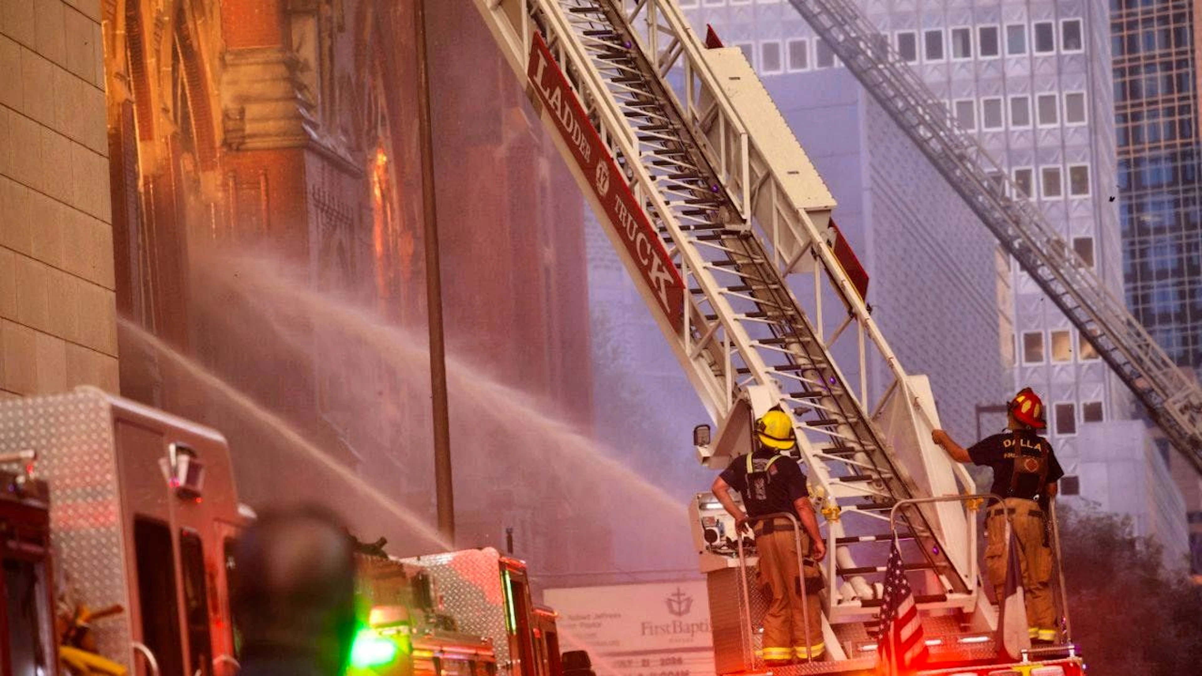 Firefighters at work in downtown Dallas. Photo: Chitose Suzuki/The Dallas Morning News/AP/dpa - ATTENTION: For editorial use only and only with full attribution to the above credit