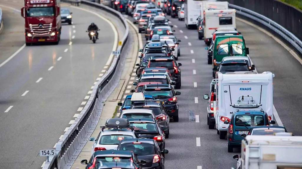 Already 14 kilometers of traffic jam at the Gotthard - broken-down ...