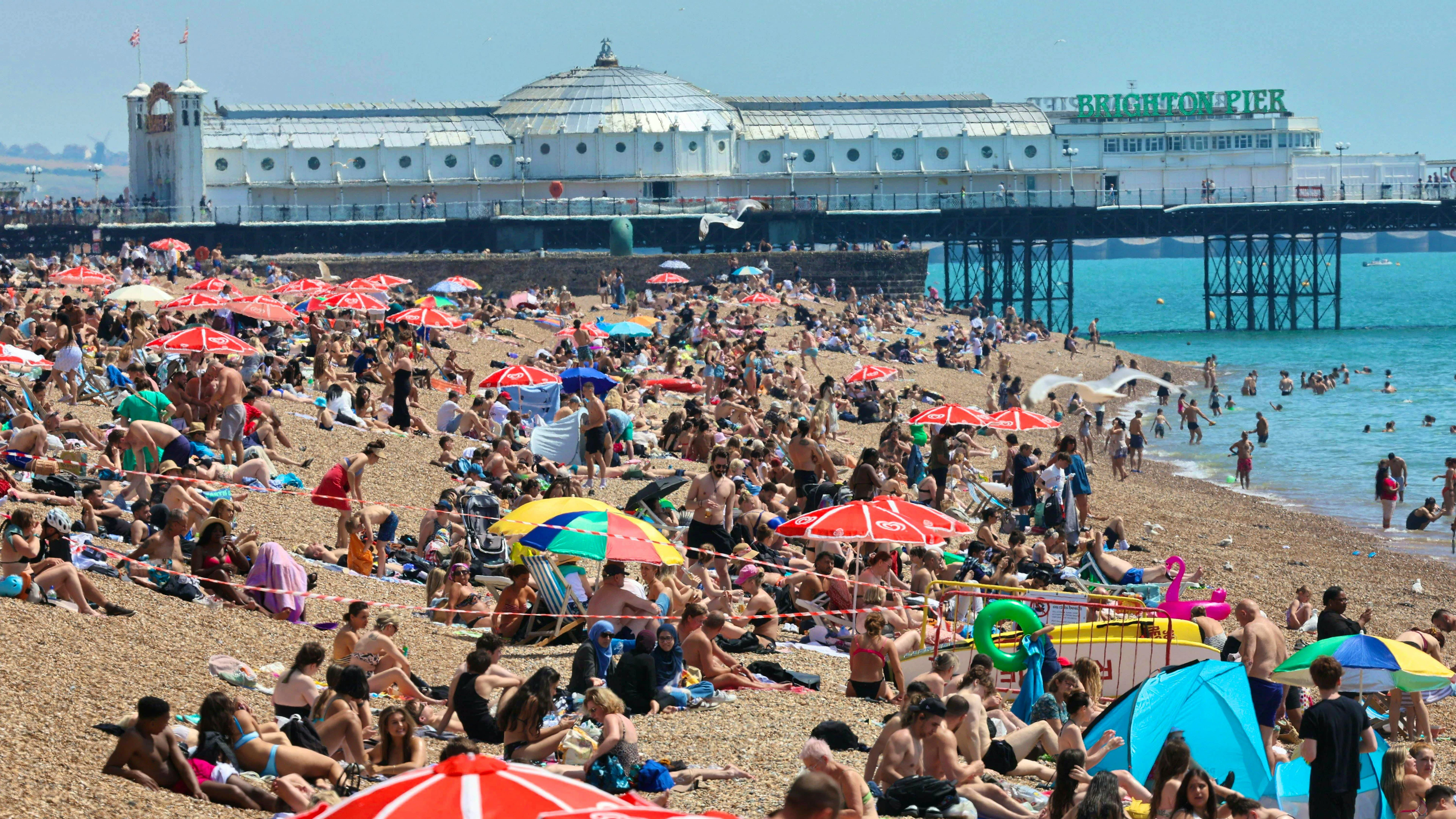 In Brighton, England, the good weather is also currently being enjoyed to the full by the sea.