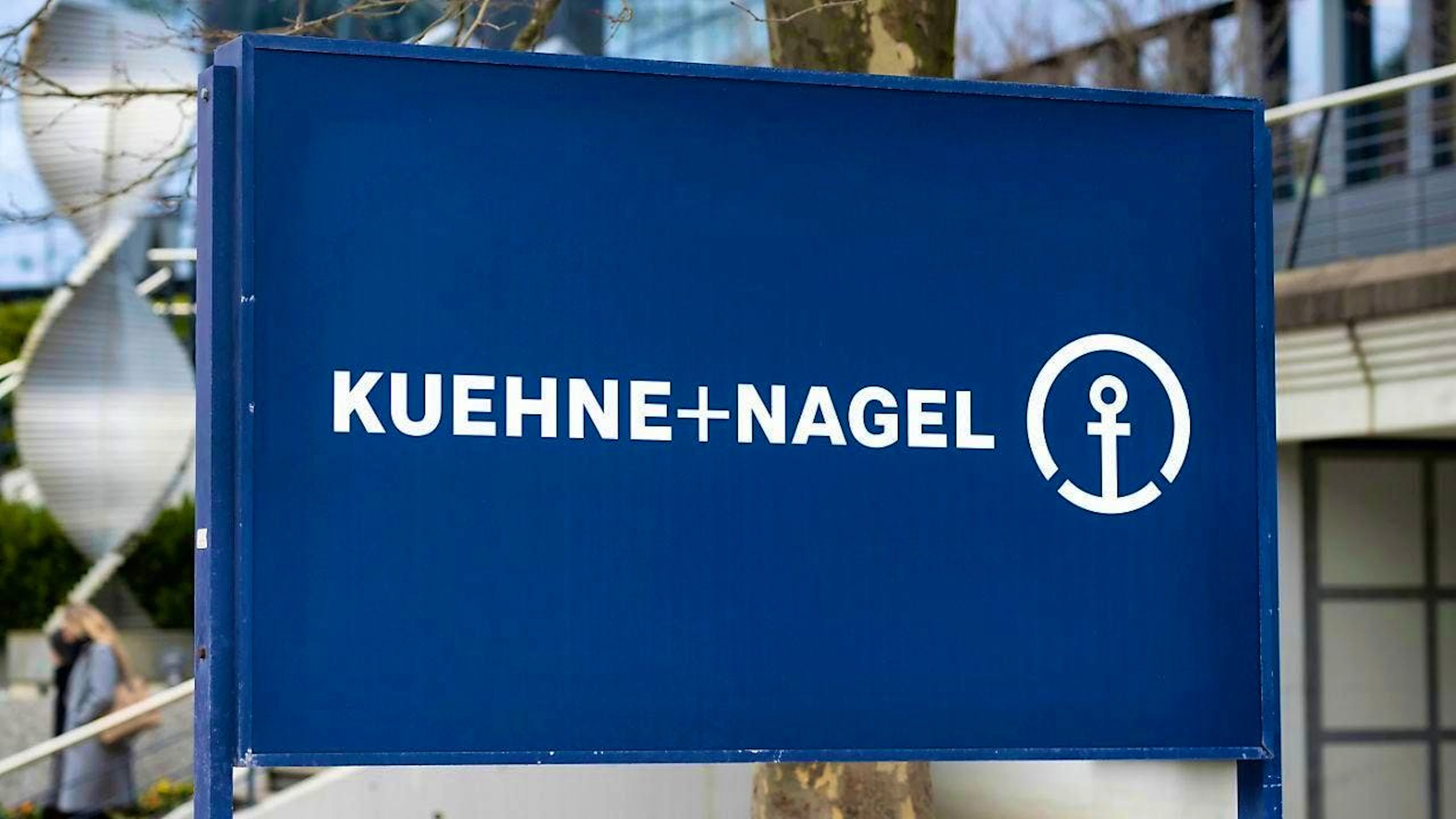 The logistics group Kuehne+Nagel generated less gross profit and earned significantly less in the first half of 2024. The company expects demand to increase in the second half of the year. (archive image)