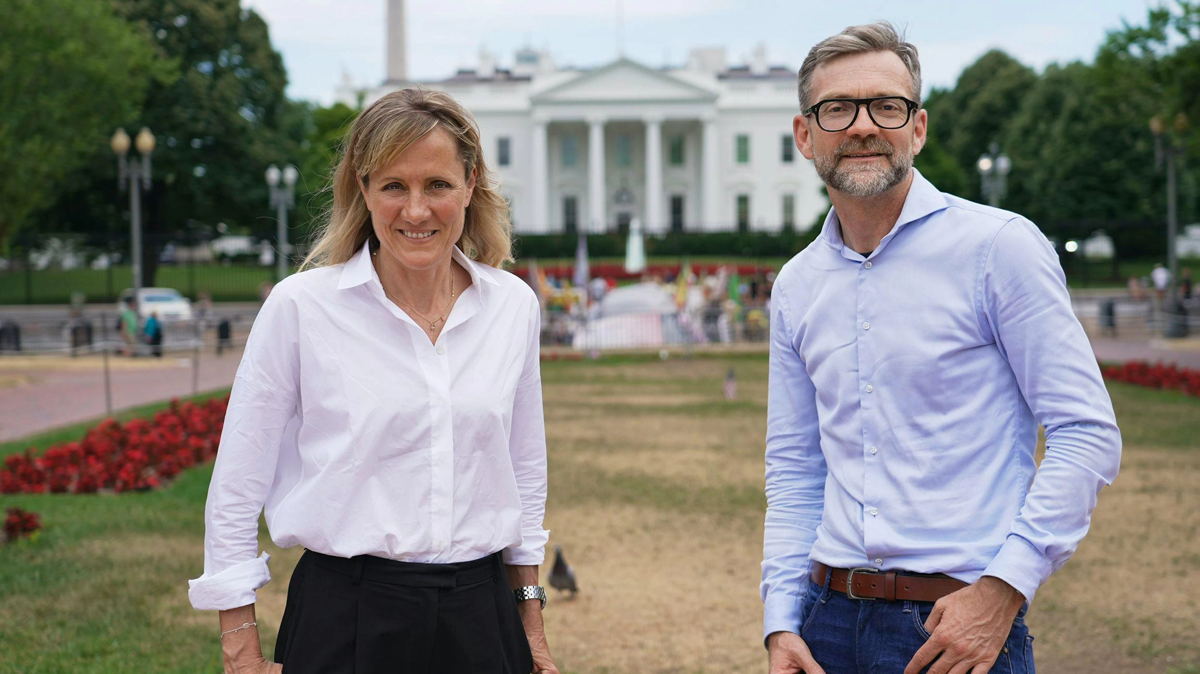 «Club»-Chefin Barbara Lüthi mit «Club»-Journalist und ex Washington-Korrespondent Peter Düggeli vor dem Weissen Haus in Washington 2024. Sie sind für das «Club Spezial: America, let's talk» wenige Monate vor den US-Wahlen durchs Land gereist und haben den Wähler*innen den Puls gefühlt.&nbsp;
