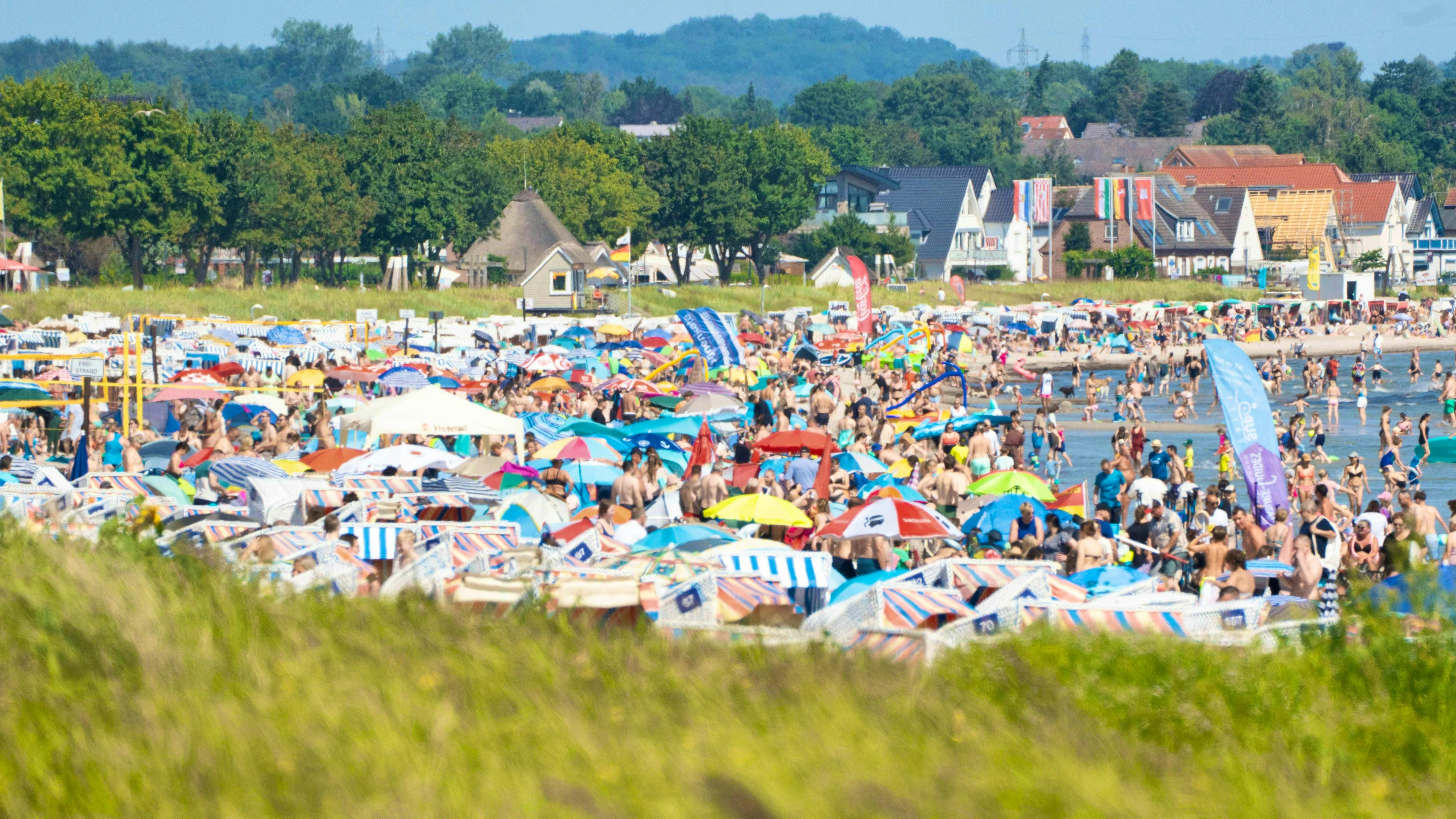Mega rush: Visitors can hardly find a place on the beaches of the German Baltic Sea.