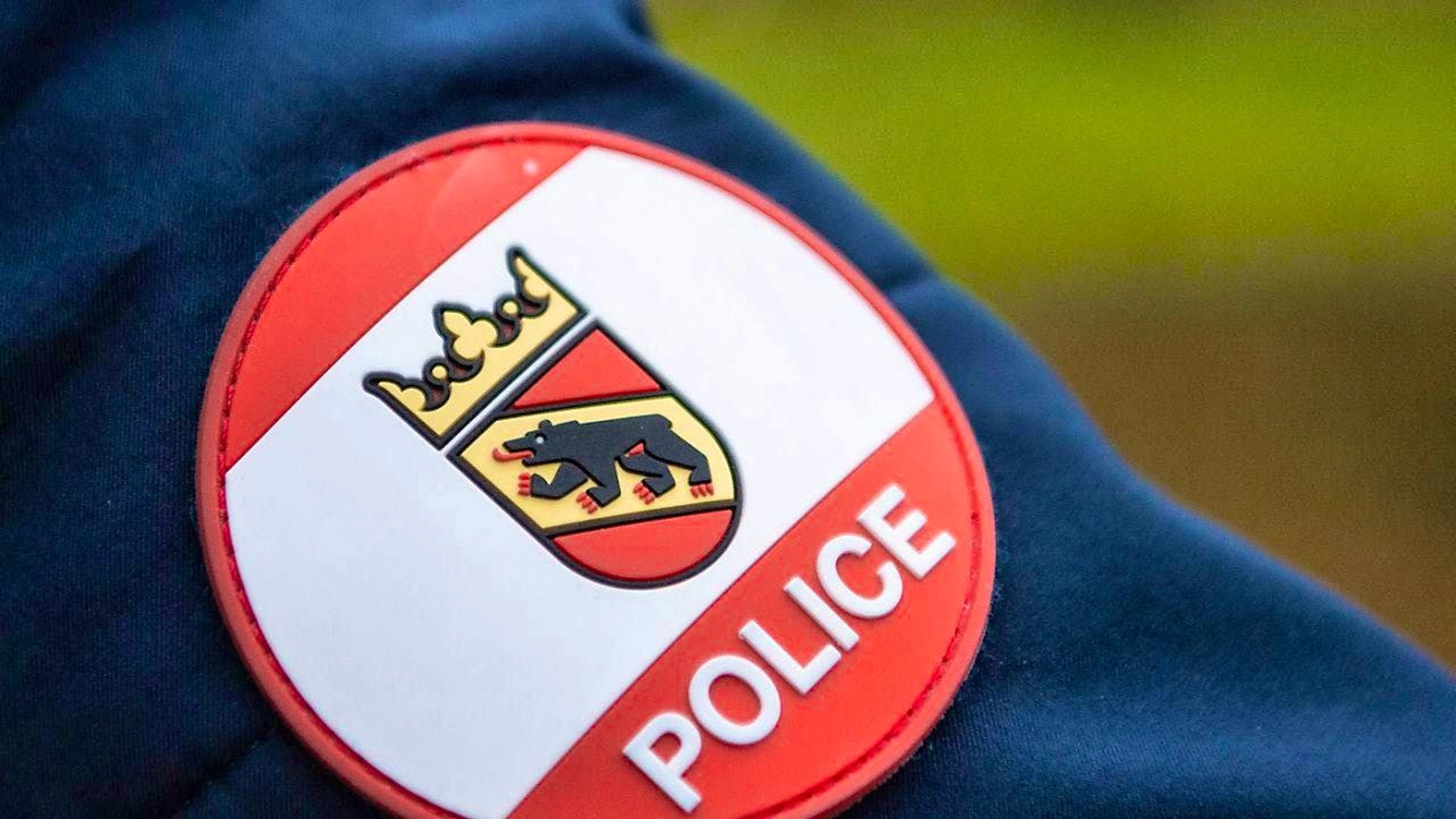 The Bern cantonal police are looking for three perpetrators who robbed a man on Biel/Bienne station square last week. (symbolic image)