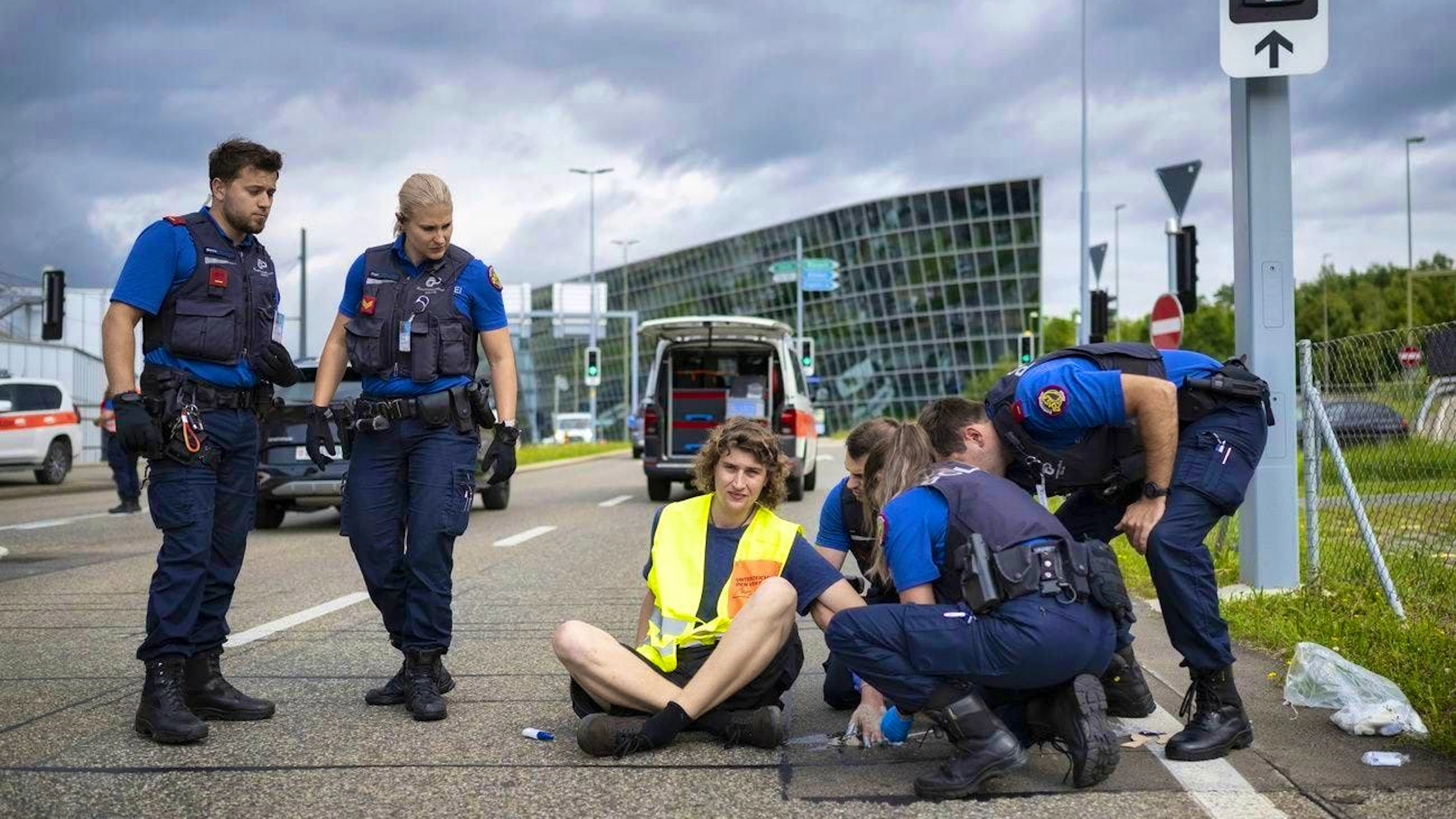 Max Voegtli also took part in the protest. (KEYSTONE/Ennio Leanza)
