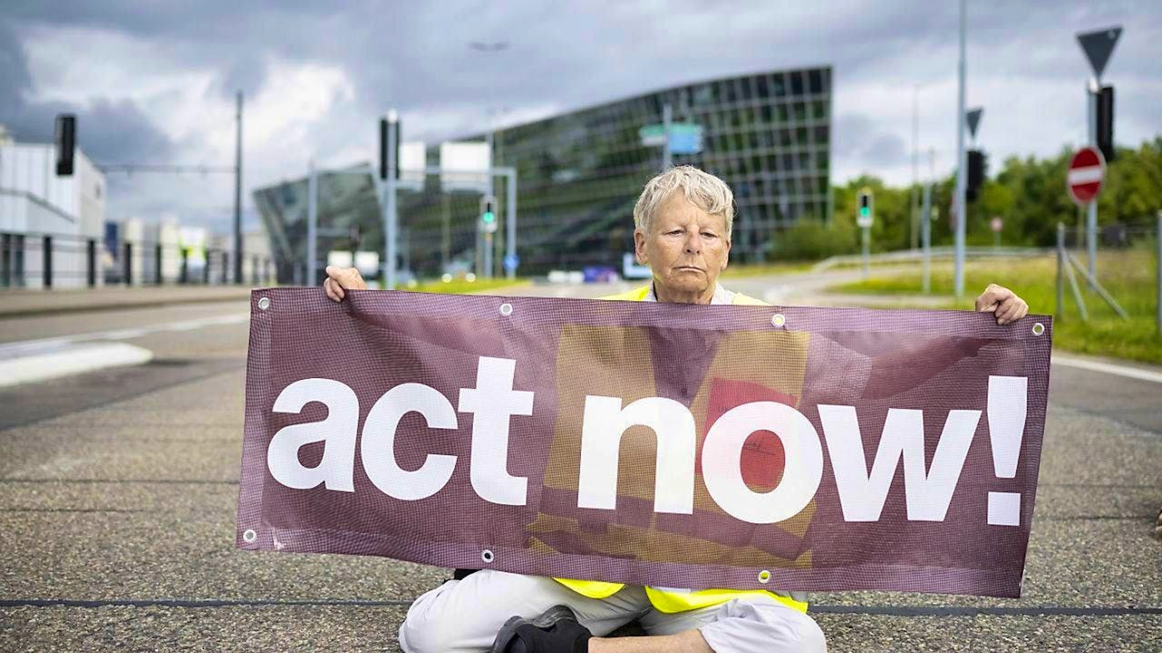 A group of climate activists blocked the road to Zurich Airport on Wednesday. The police quickly broke up the action.