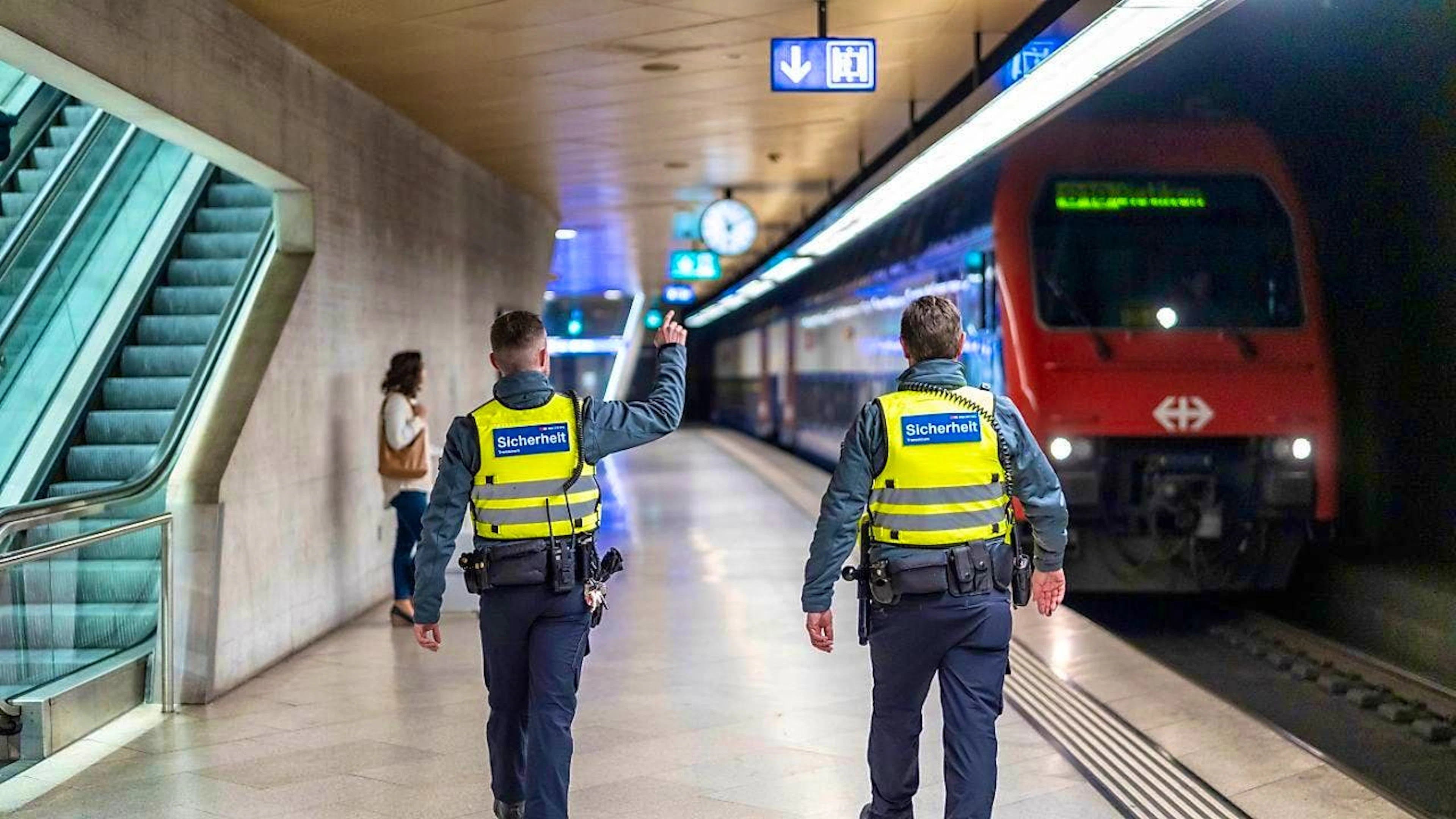 A 26-year-old Eritrean injured two women in an attack at Zurich main station. He has now been charged by the public prosecutor's office. (Symbolblid)