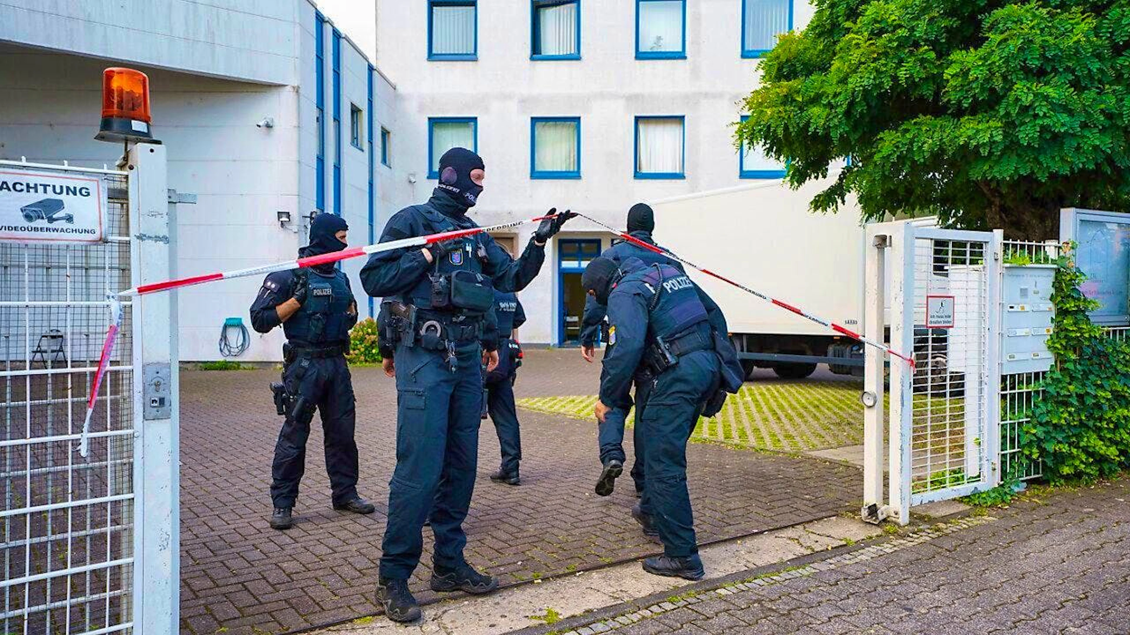 Police forces are on duty at the "Center of Islamic Culture". Photo: Andreas Arnold/dpa