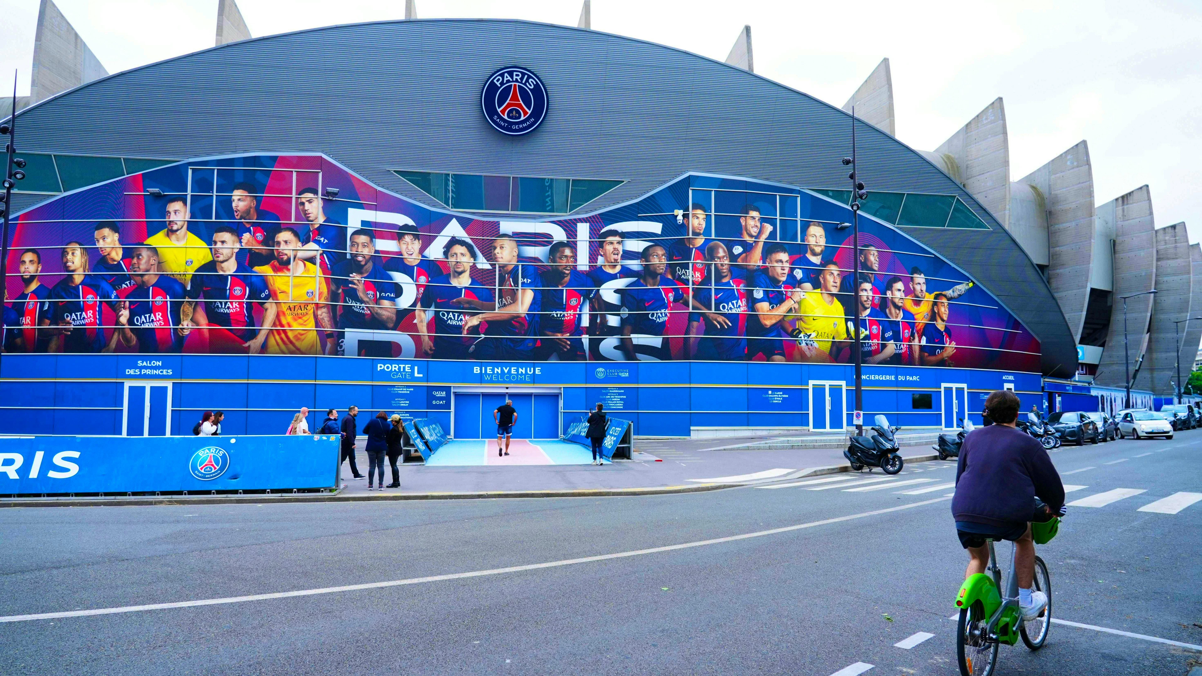 A bomb alert has been triggered near the Parc des Princes.