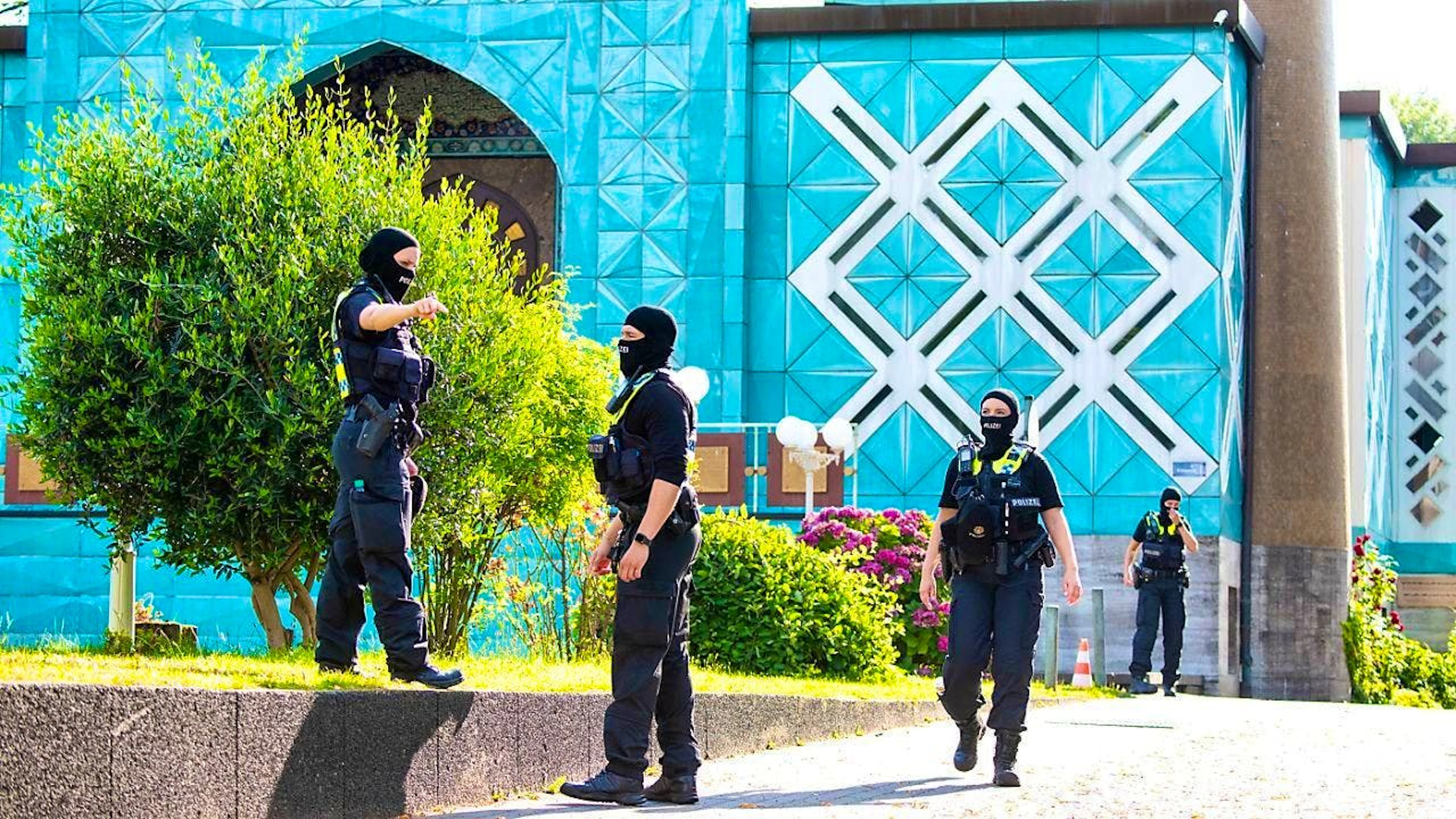 Police officers stand along the Outer Alster during a raid on the grounds of the Islamic Center Hamburg (IZH) with the Imam Ali Mosque (Blue Mosque). Photo: Daniel Bockwoldt/dpa