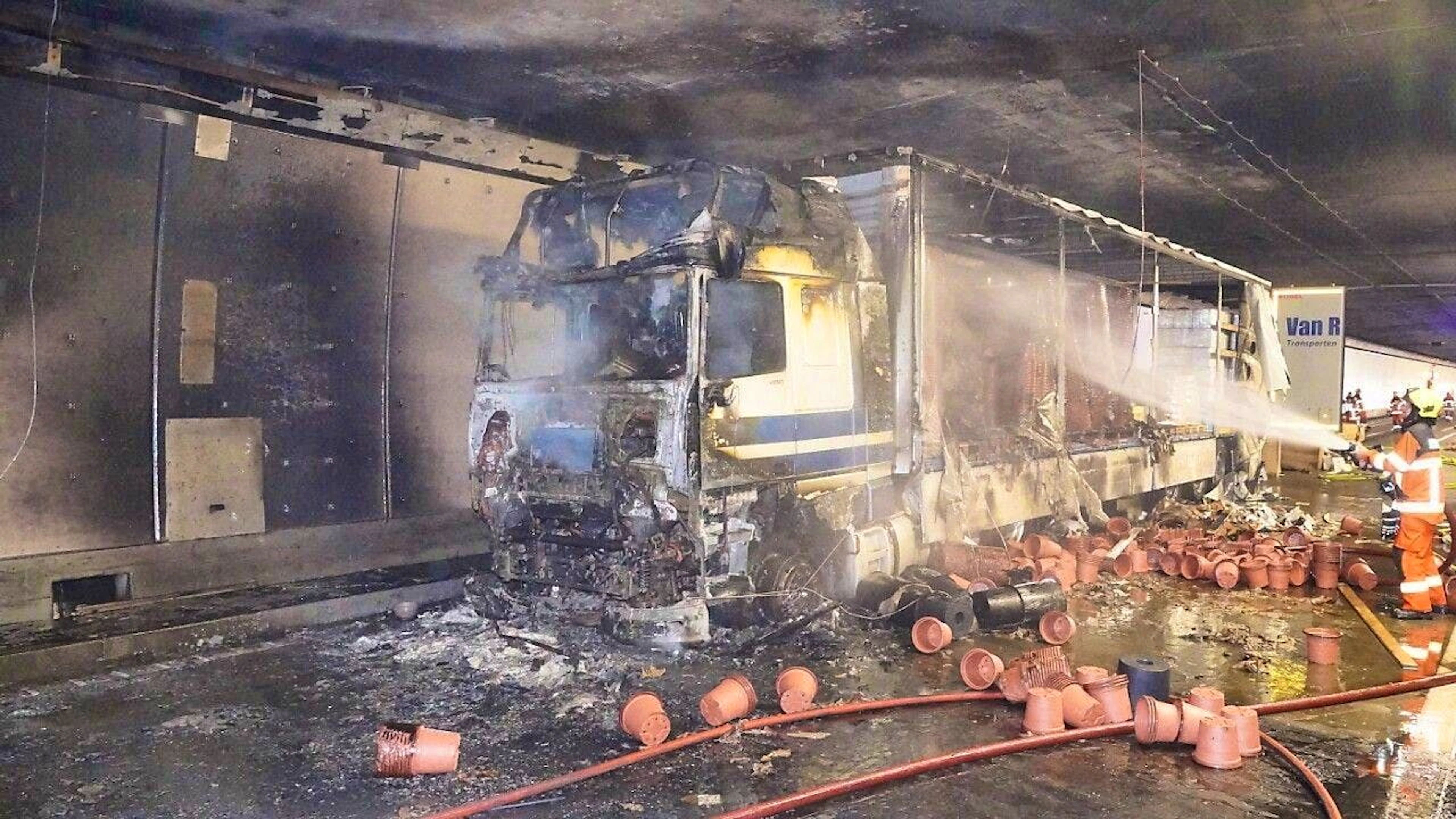 Despite the terrifying sight: Nobody was injured in the fire involving the articulated lorry in the Seelisberg tunnel.